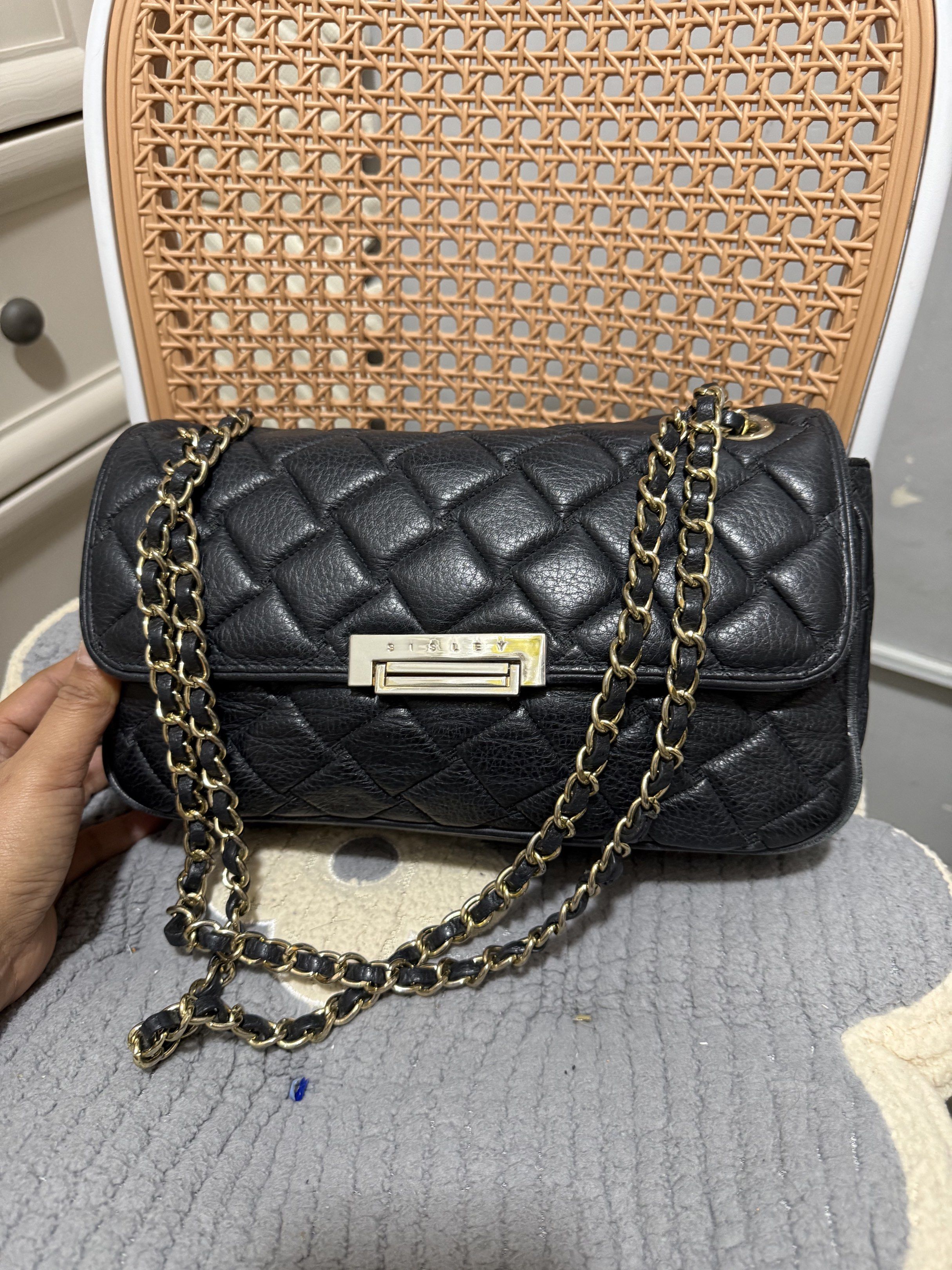 TAKE ALL 4 bags for 1k (Category: Luxury Bags & Wallets) located in Antipolo. Submitted by lelaimanz (Listing ID 1417738778, Image 3). Description: For Take all. 4 bags for only 1k. With noted flaws. Brands: • Finn Esker, Sisley, Michael Kors - Bawal po sa maselan at masyadong mataas ang expectations. - Pwede nyo po i research market prices ng mga bags ba ito. - ALL ORIGINAL BUT ALSO WELL LOVED AND USED ✅ Check uploaded photos for the visible fla