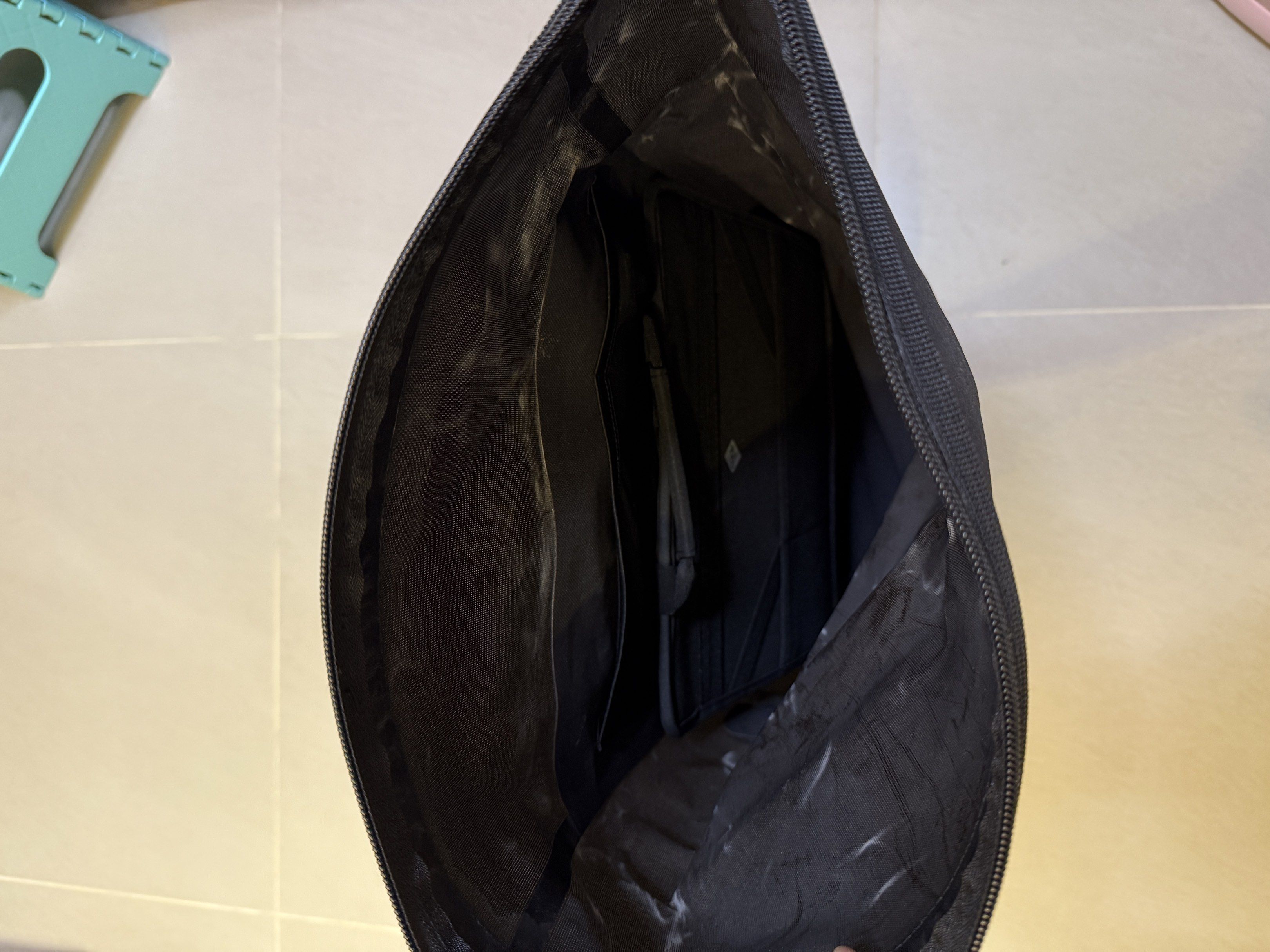Code 10 Roll-Top Backpack （分類：背包）位於 Hong Kong。 由 jmchaanaa 提交（商品編號 1417760892，圖片 4）。簡介： 內部的白色均為使用痕跡, 是皺褶位。不是發霉。 。