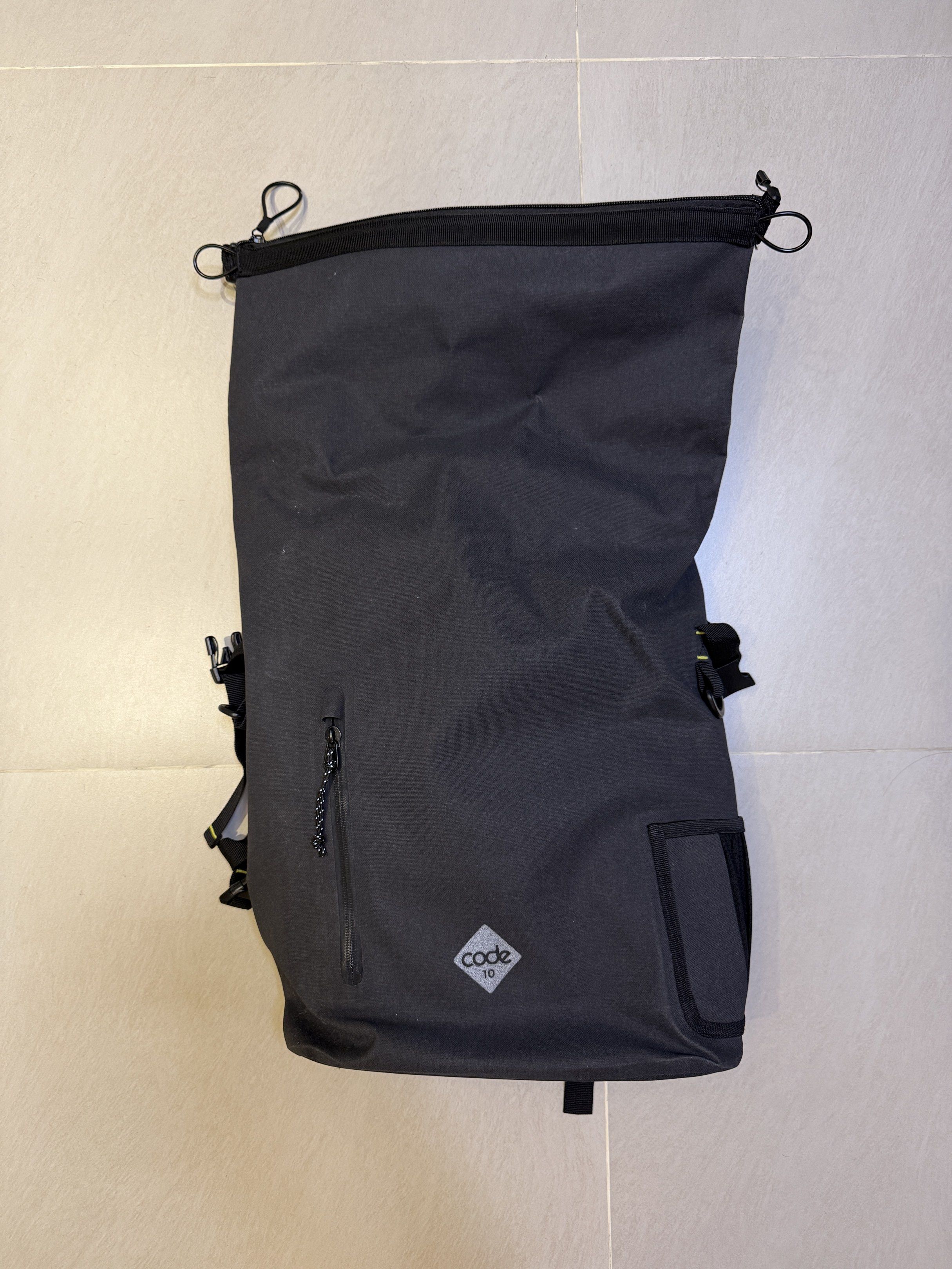 Code 10 Roll-Top Backpack （分類：背包）位於 Hong Kong。 由 jmchaanaa 提交（商品編號 1417760892，圖片 1）。簡介： 內部的白色均為使用痕跡, 是皺褶位。不是發霉。 。