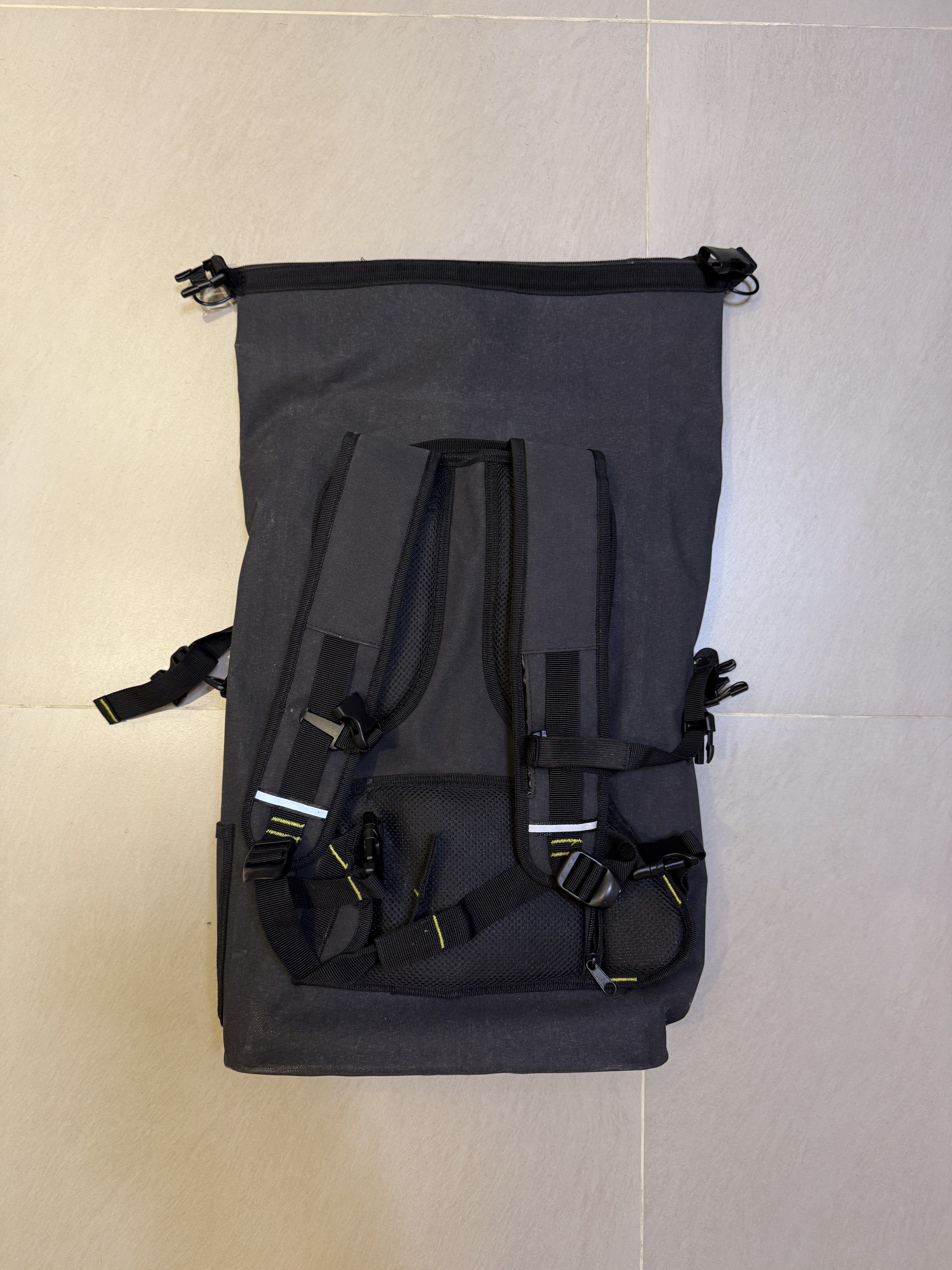 Code 10 Roll-Top Backpack （分類：背包）位於 Hong Kong。 由 jmchaanaa 提交（商品編號 1417760892，圖片 2）。簡介： 內部的白色均為使用痕跡, 是皺褶位。不是發霉。 。
