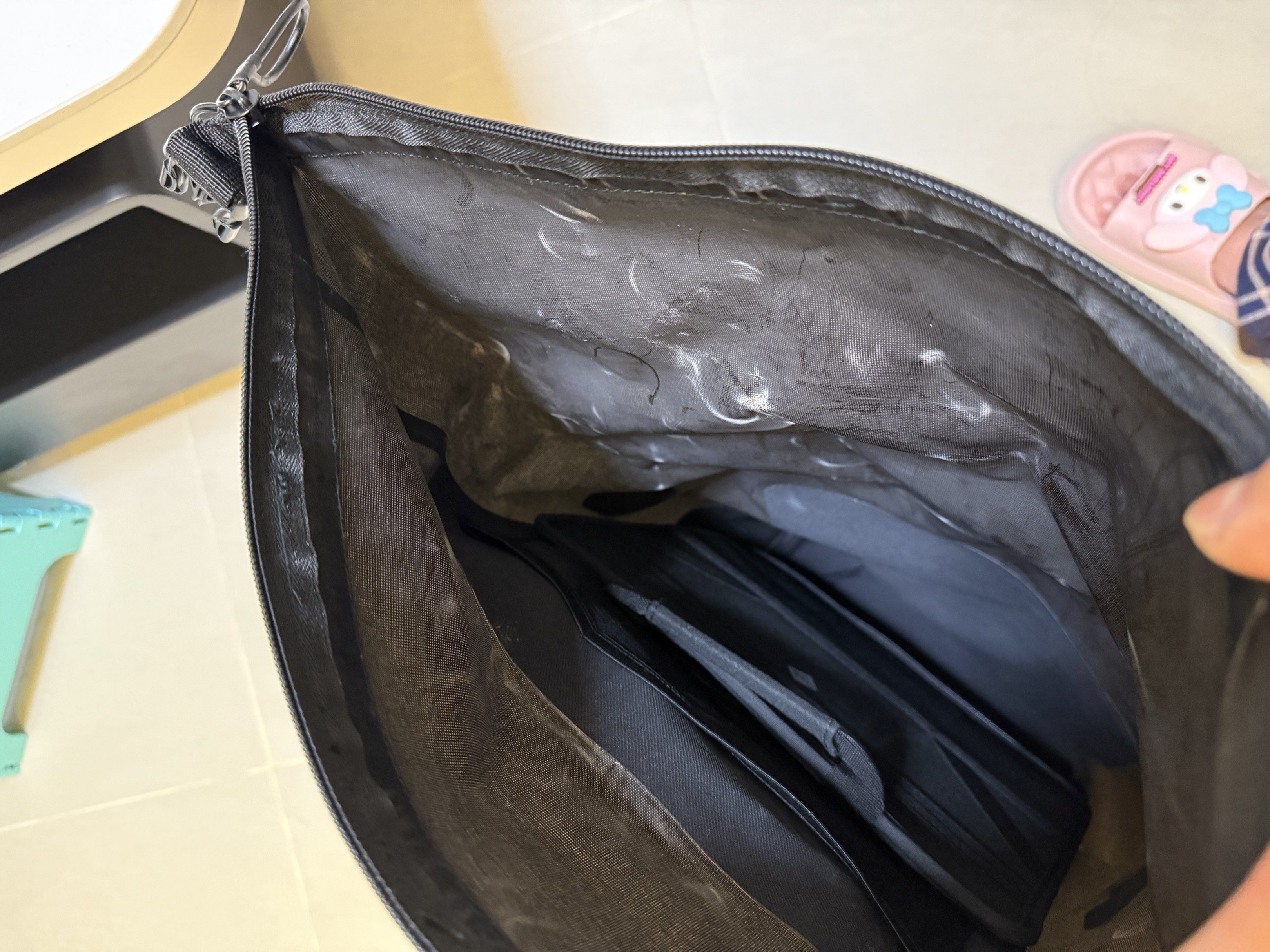 Code 10 Roll-Top Backpack （分類：背包）位於 Hong Kong。 由 jmchaanaa 提交（商品編號 1417760892，圖片 3）。簡介： 內部的白色均為使用痕跡, 是皺褶位。不是發霉。 。