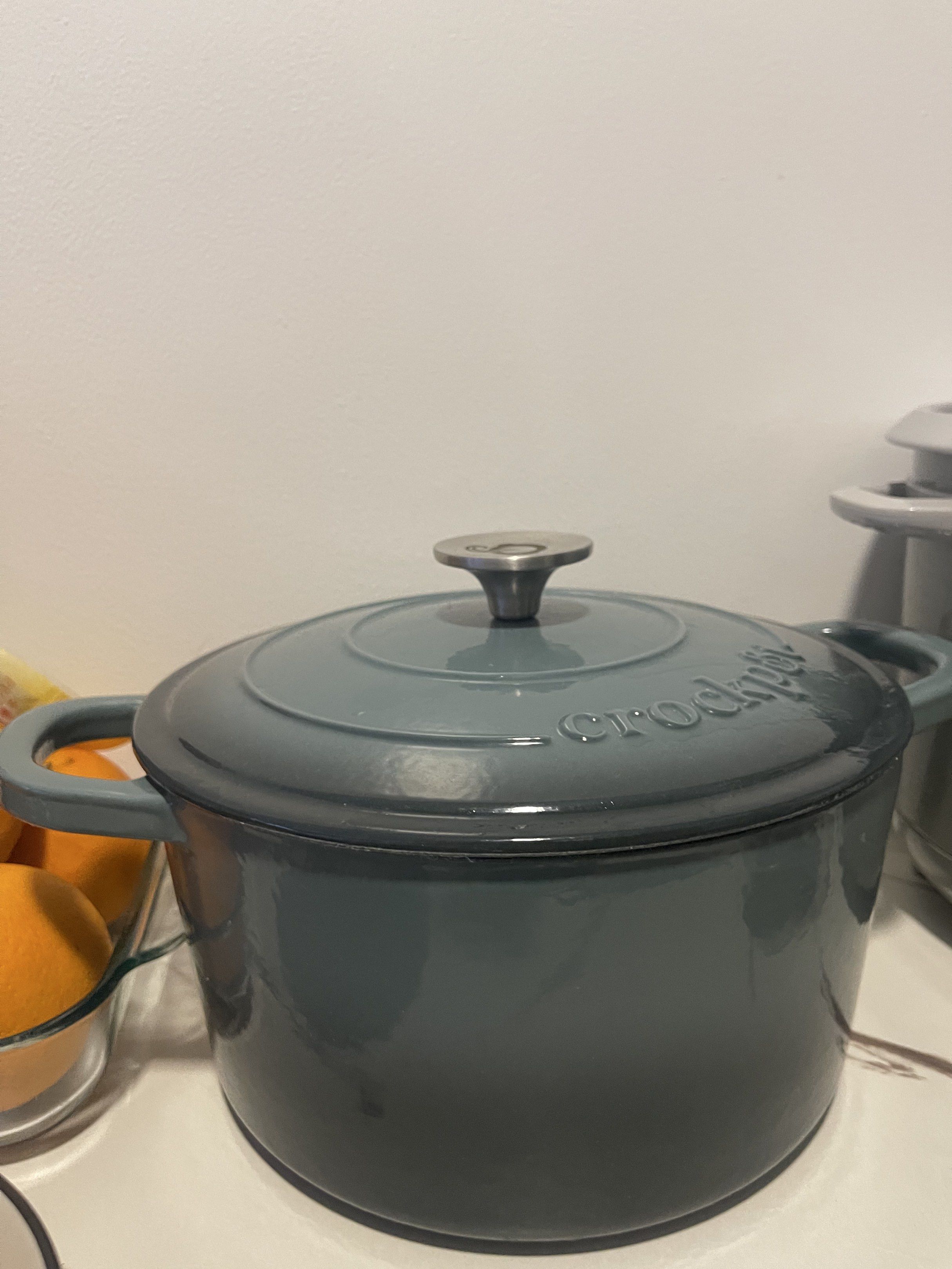 Crockpot Dutch Oven (Category: Cookware & Accessories) located in Mandaluyong City. Submitted by bsgtamayo82882 (Listing ID 1417660596, Image 2). Description: brand new (but no box)haven’t used yet.