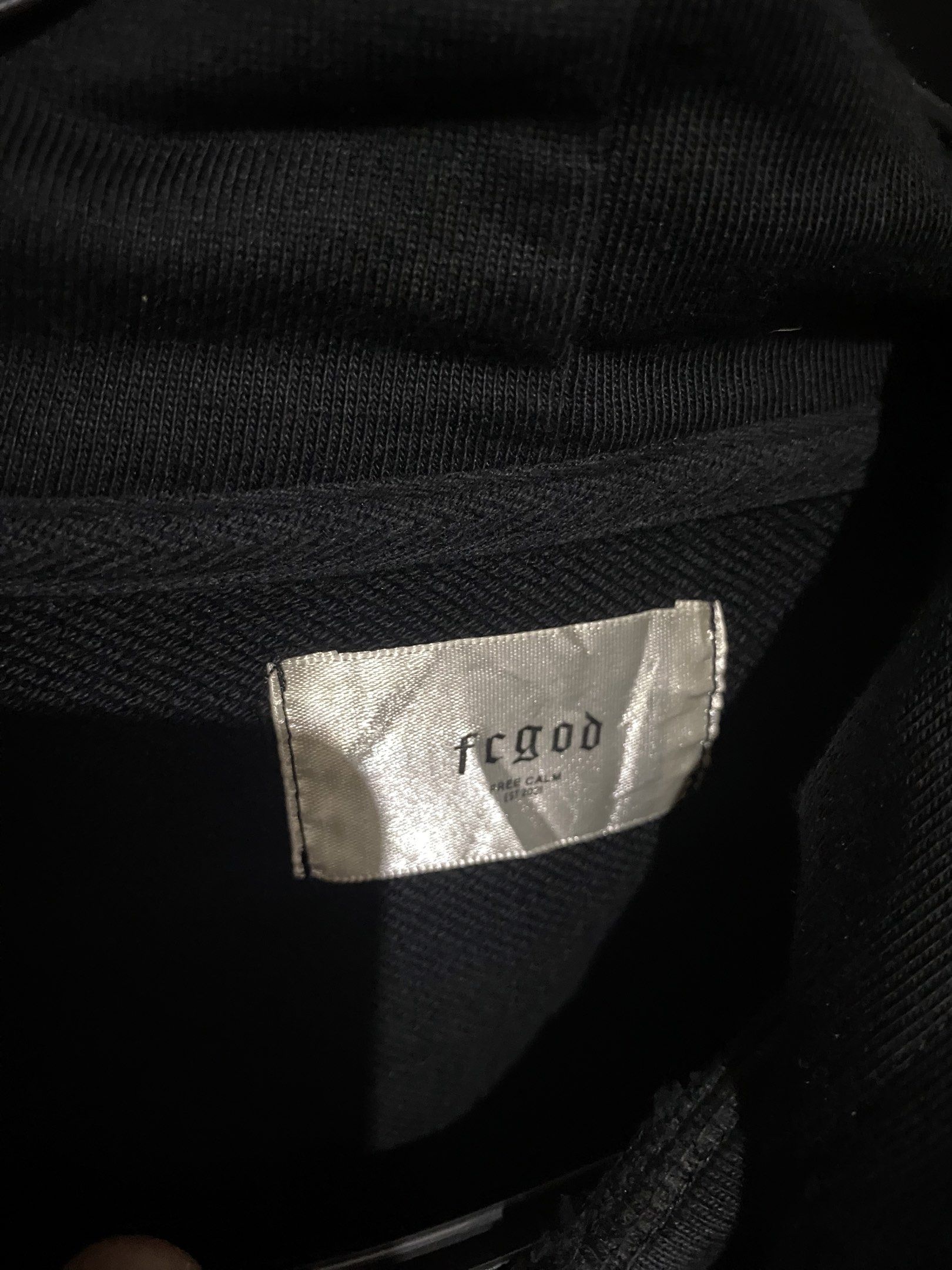 fcgod Plain Black Hoodie🔥 (Category: Hoodies) located in Manila. Submitted by dropndrip (Listing ID 1417781354, Image 3). Description: - Plain Black Hoodie -Boxy Fit - 10/10 color condi, looks brandnew - 25x25 -uniqlo like cloth.