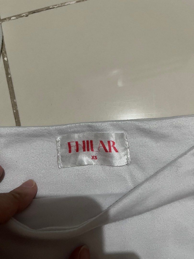 Fhilar Top White (Category: Sleeveless) located in Manila. Submitted by rainbowdash13 (Listing ID 1417809636, Image 3). Description: - size xs - has stains on the side parts - please manage your expectations.