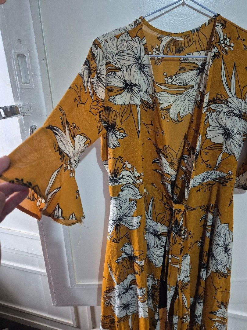 Floral Maxi Dress (Category: Dresses) located in Quezon City. Submitted by conchicken (Listing ID 1417732813, Image 3). Description: - Yellow and white floral print maxi dress - Features long sleeves with flared cuffs - Includes a flattering tie waist - Made from lightweight fabric - Ideal for warm weather wear - Stylish and comfortable.