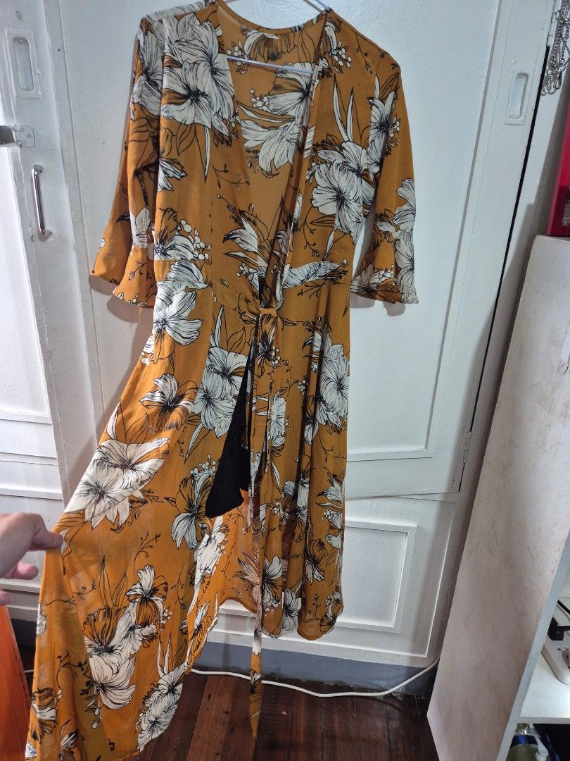 Floral Maxi Dress (Category: Dresses) located in Quezon City. Submitted by conchicken (Listing ID 1417732813, Image 2). Description: - Yellow and white floral print maxi dress - Features long sleeves with flared cuffs - Includes a flattering tie waist - Made from lightweight fabric - Ideal for warm weather wear - Stylish and comfortable.