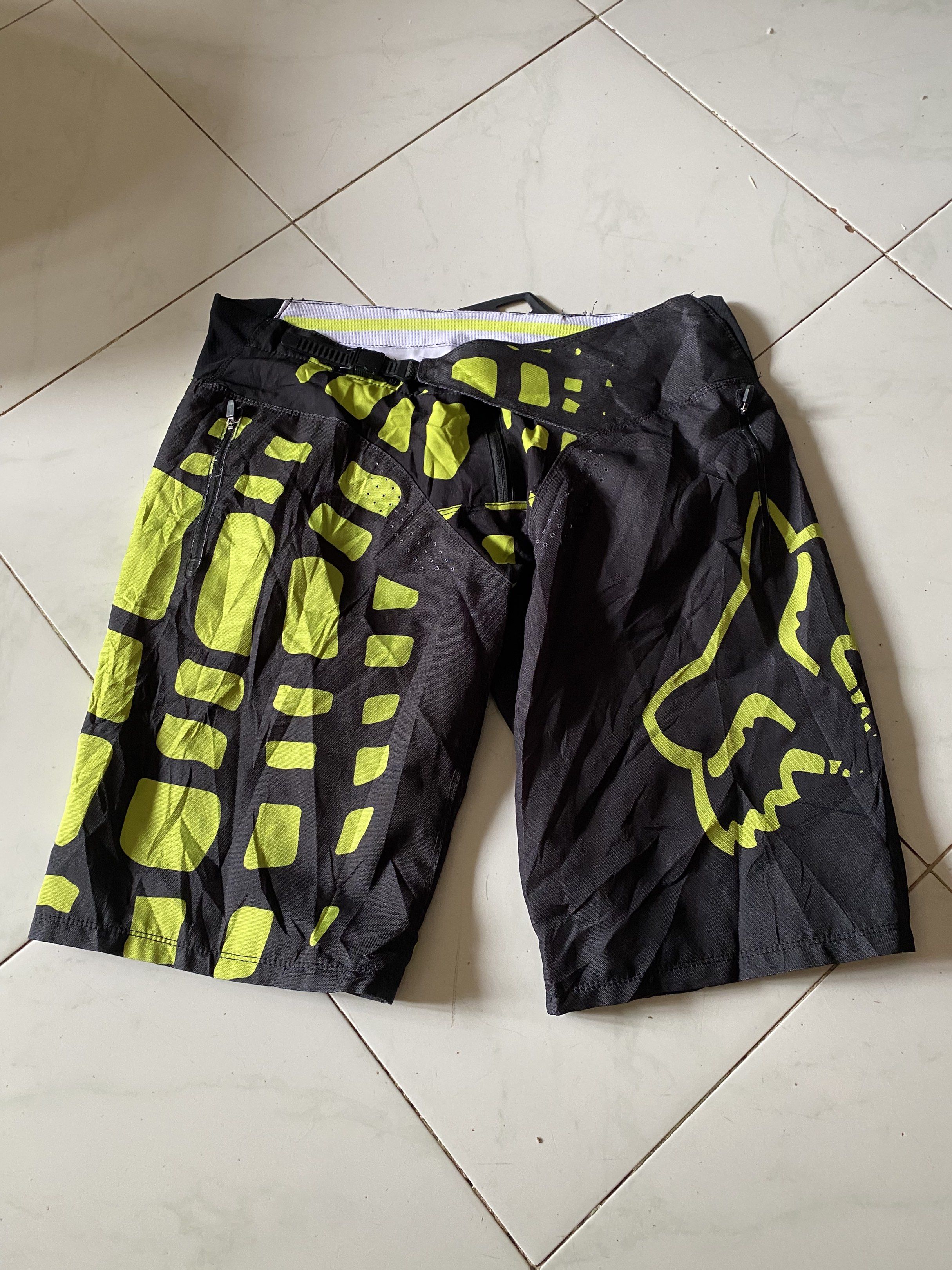 Fox Demo MTB Shorts Size 36 (Category: Shorts) located in Tabuelan. Submitted by franzloyd181453 (Listing ID 1417714860, Image 1). Description: - Fox Demo MTB shorts - Color: Black and neon green - Size: 36 - Features a zip pocket - Fox logo on front and back - Durable material - Comfortable fit - Designed for mountain biking.