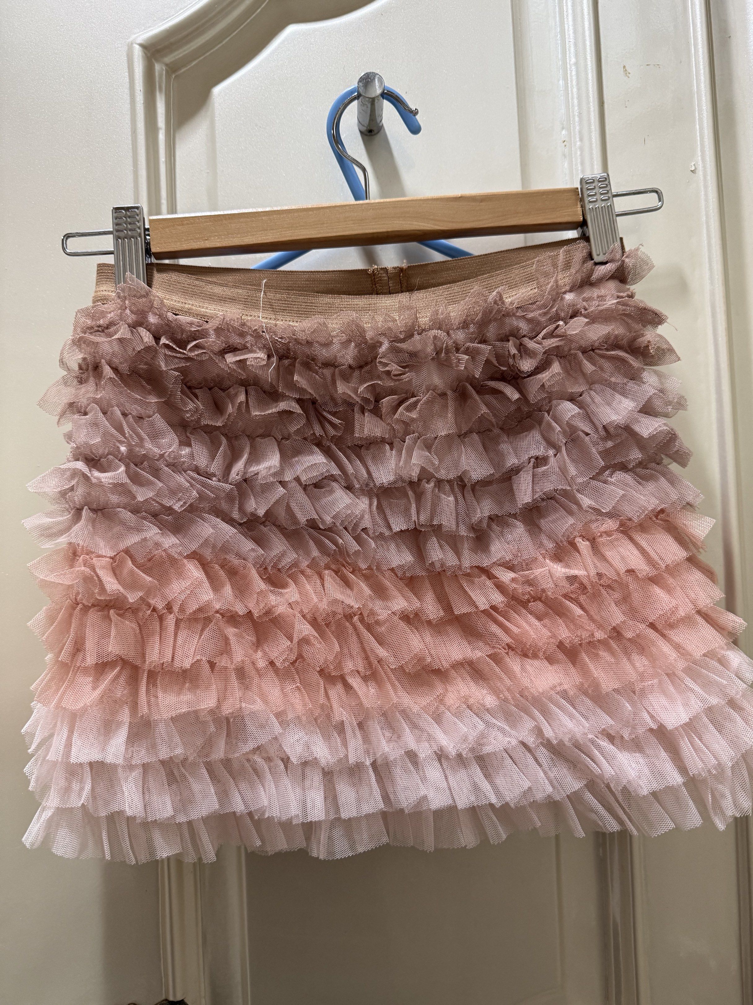 GapKids Ruffle Skirt - Size 6-7 (Category: Babies & Kids Fashion) located in Caloocan City. Submitted by tang.930 (Listing ID 1417744697, Image 1). Description: - GapKids skirt with ombre design - Features layered ruffles - Size S, fits ages 6-7 - Comfortable elastic waistband - Made in India.