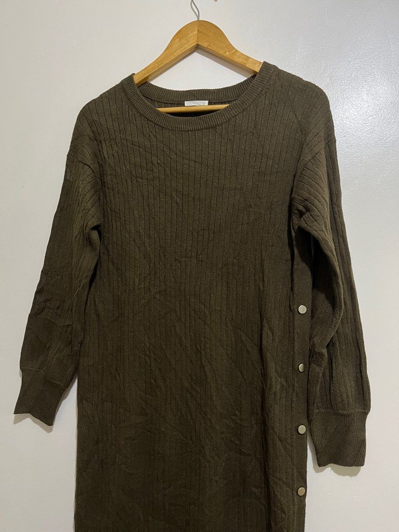 GU Ribbed Knit Long Dress (Category: Dresses) located in Quezon. Submitted by sickdropz (Listing ID 1417680725, Image 2). Description: Ribbed knit dress from GU. Features a round neckline, long sleeves, and buttons on the side. Made of acrylic and nylon. The dress has a midi length. (45 inches) The tag shows the brand and material composition. A versatile piece for your wardrobe. Price - 500 + Shipping fee Quezon province location Pm for those in