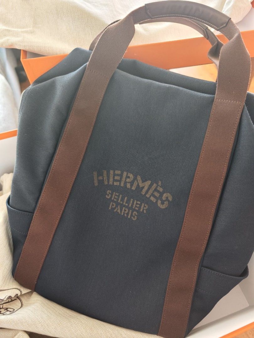 Hermes Groom Backpack （分類：手袋及銀包）位於 Hong Kong。 由 gambit.me 提交（商品編號 1417726794，圖片 1）。簡介： Hermes Groom Backpack currently selling at retail price $27300 at hermes shops. This bag has been used lightly for max 5 times with no discoloration (perfect corners) ie no noticable used mark. It comes with dust bag with airbag fillings ie no box.。