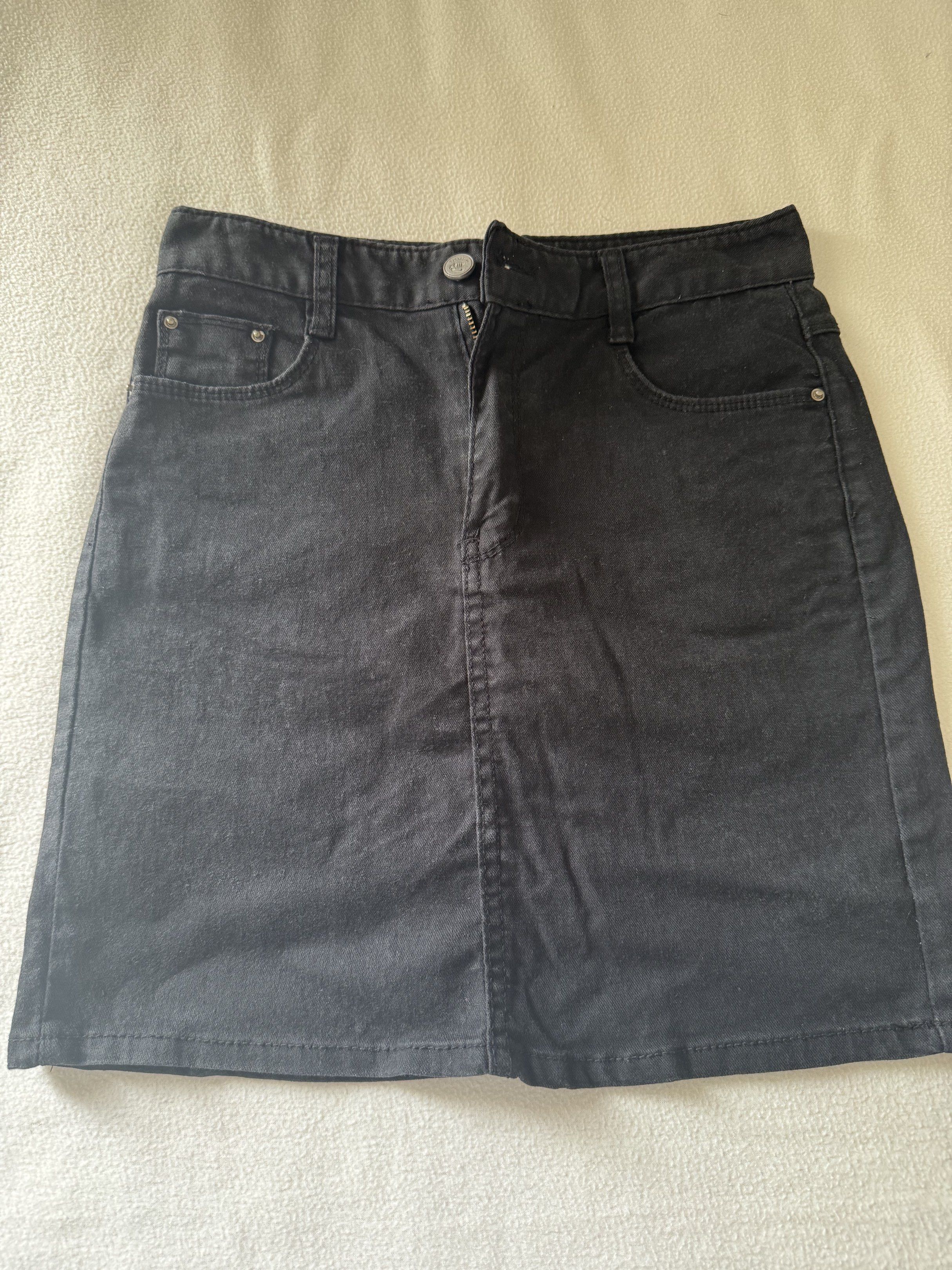 Hi-Cocoord Black Denim Skirt (Category: Skirts) located in Davao. Submitted by ann8835 (Listing ID 1417630906, Image 3). Description: - -Cocoord black denim skirt - Size 14 - Classic design - Button and zipper closure - Front and back pockets - Versatile for different outfits.