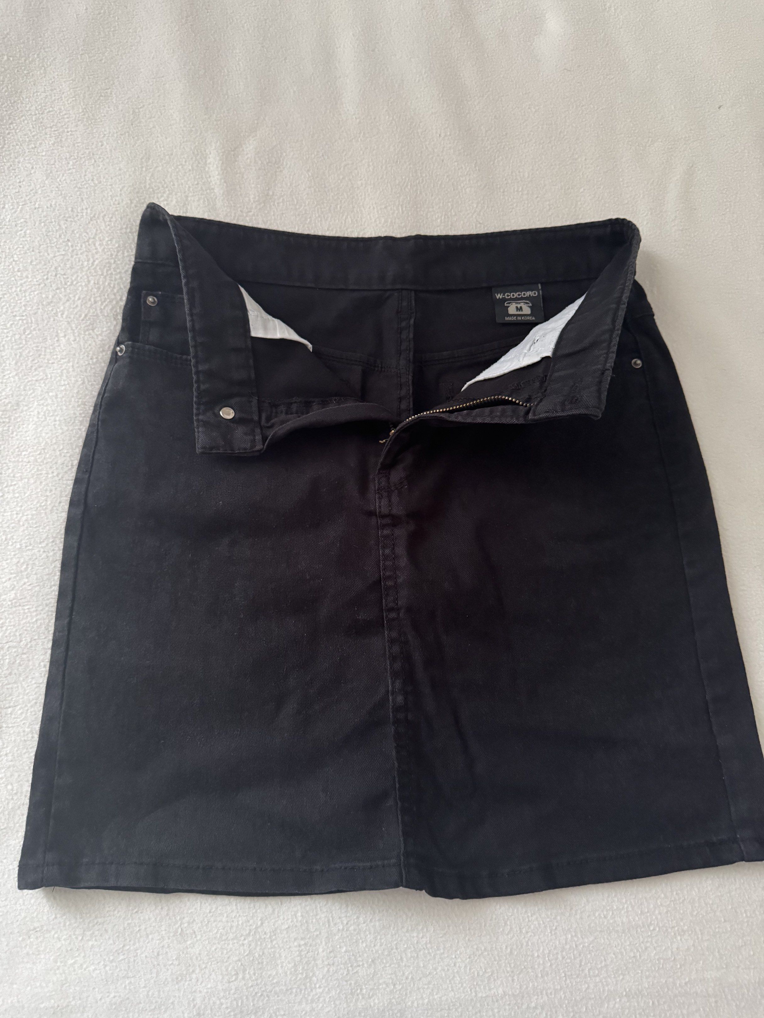 Hi-Cocoord Black Denim Skirt (Category: Skirts) located in Davao. Submitted by ann8835 (Listing ID 1417630906, Image 1). Description: - -Cocoord black denim skirt - Size 14 - Classic design - Button and zipper closure - Front and back pockets - Versatile for different outfits.