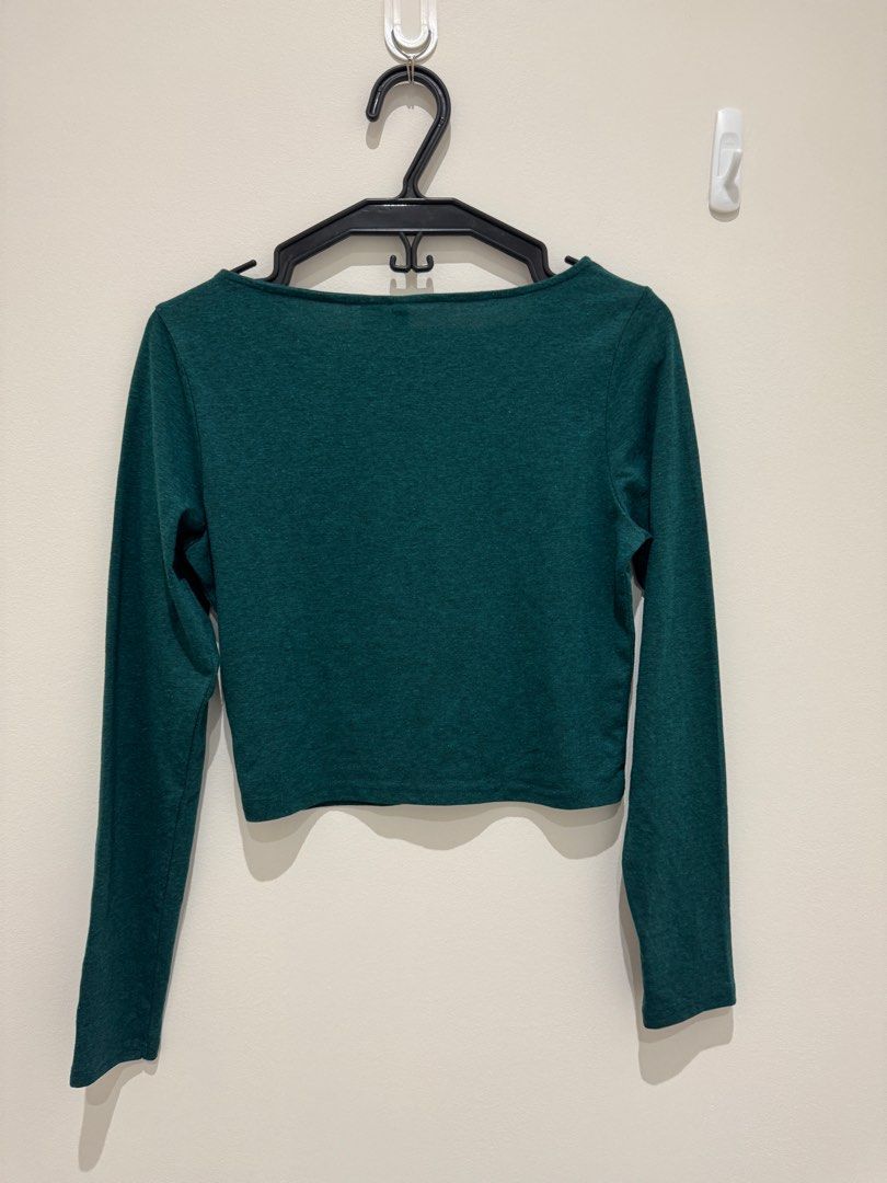 H&M green cropped longsleeve top (Category: Longsleeves) located in Quezon City. Submitted by envti (Listing ID 1417774187, Image 2). Description: Only used once.