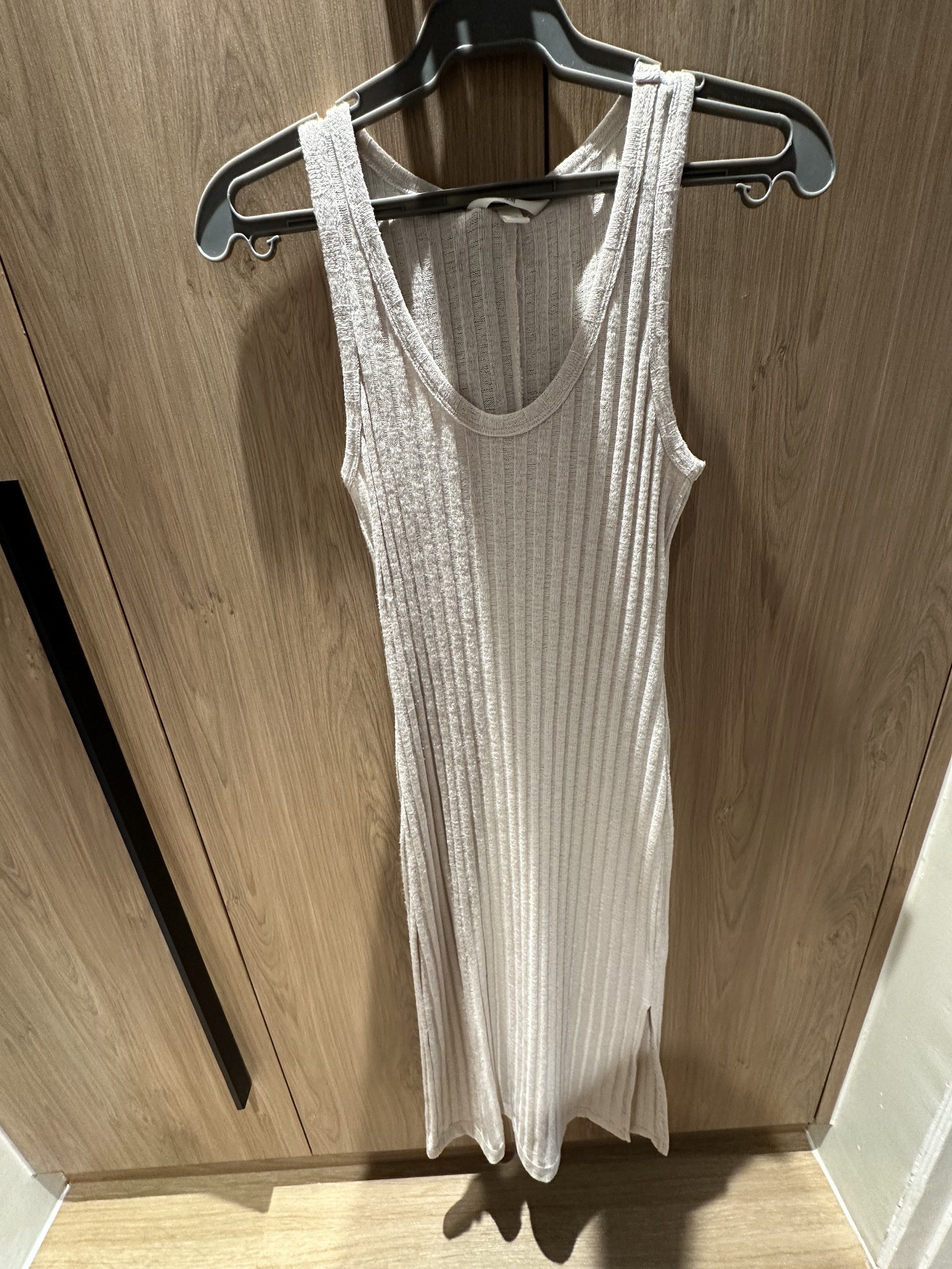 H&M Ribbed Tank Dress (Category: Dresses) located in Quezon City. Submitted by sdl_x (Listing ID 1417639958, Image 2). Description: - H&M dress - Ribbed texture - Sleeveless - Scoop neckline - Side slit - Neutral color - Size: XS - Simple and stylish design.