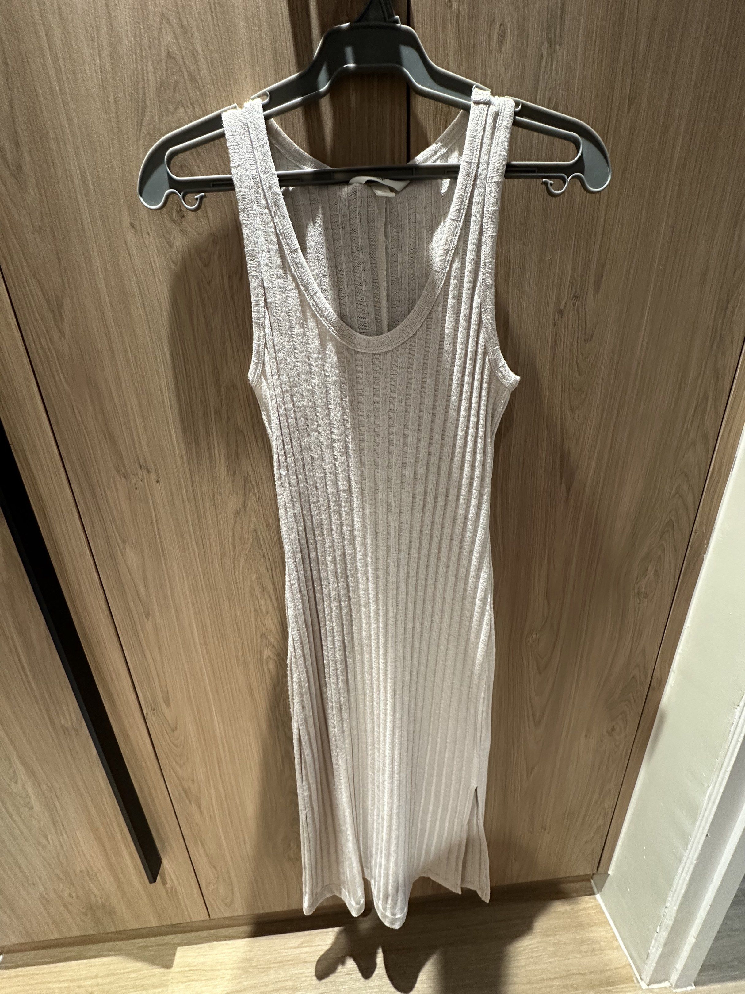 H&M Ribbed Tank Dress (Category: Dresses) located in Quezon City. Submitted by sdl_x (Listing ID 1417639958, Image 1). Description: - H&M dress - Ribbed texture - Sleeveless - Scoop neckline - Side slit - Neutral color - Size: XS - Simple and stylish design.