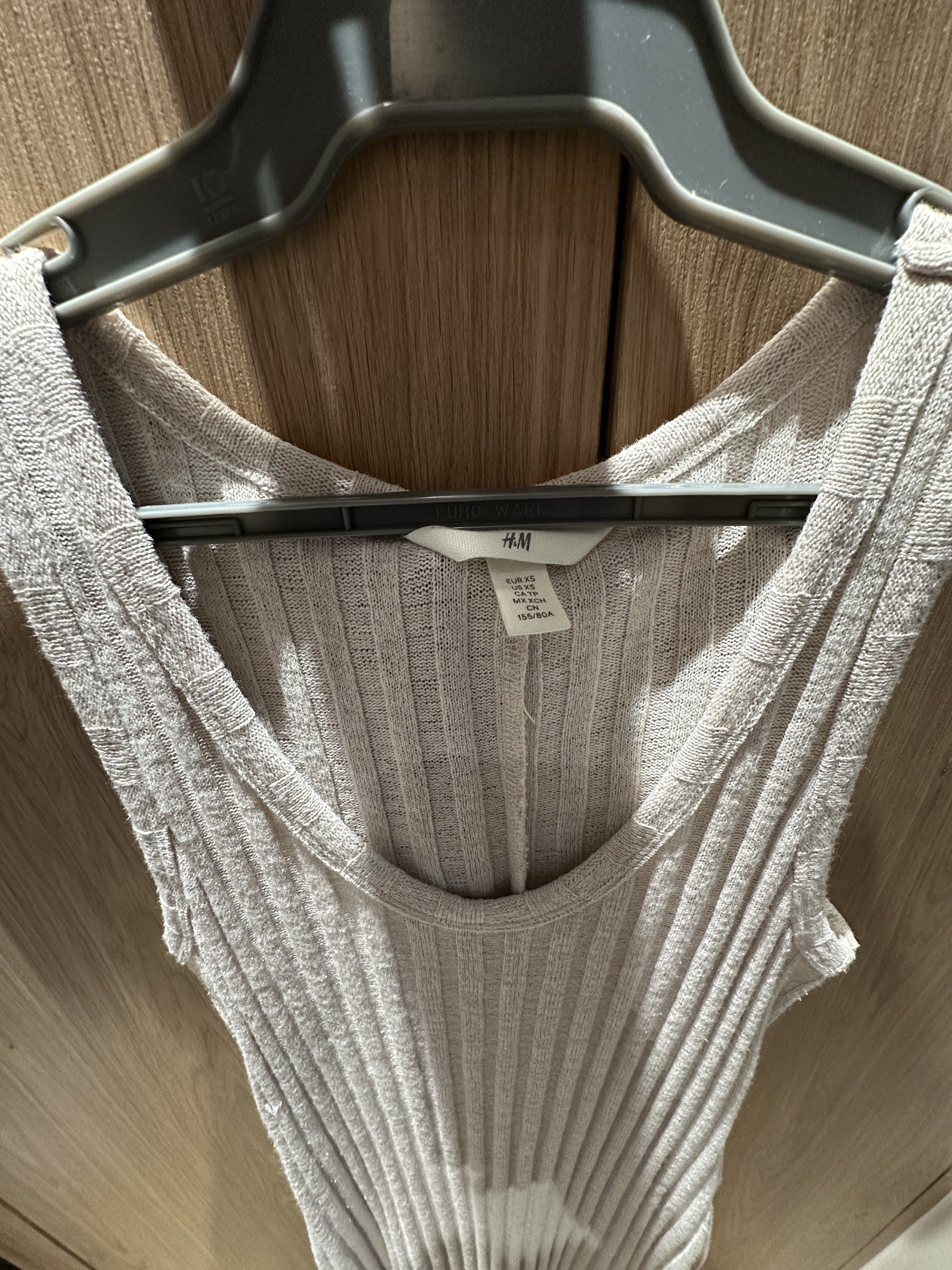 H&M Ribbed Tank Dress (Category: Dresses) located in Quezon City. Submitted by sdl_x (Listing ID 1417639958, Image 3). Description: - H&M dress - Ribbed texture - Sleeveless - Scoop neckline - Side slit - Neutral color - Size: XS - Simple and stylish design.