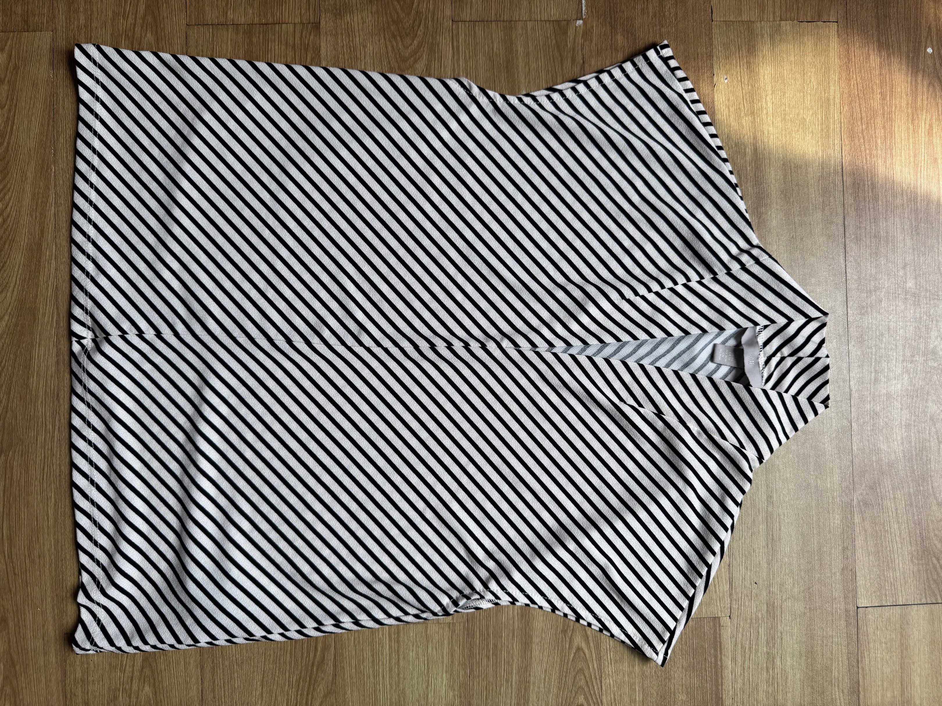 H&M Striped Top - XS (Category: Blouses) located in Manila. Submitted by obach (Listing ID 1417736308, Image 1). Description: - H&M top - Black and white stripes - Unique neckline - XS size - Comfortable fit - Perfect for casual wear - Versatile wardrobe addition.