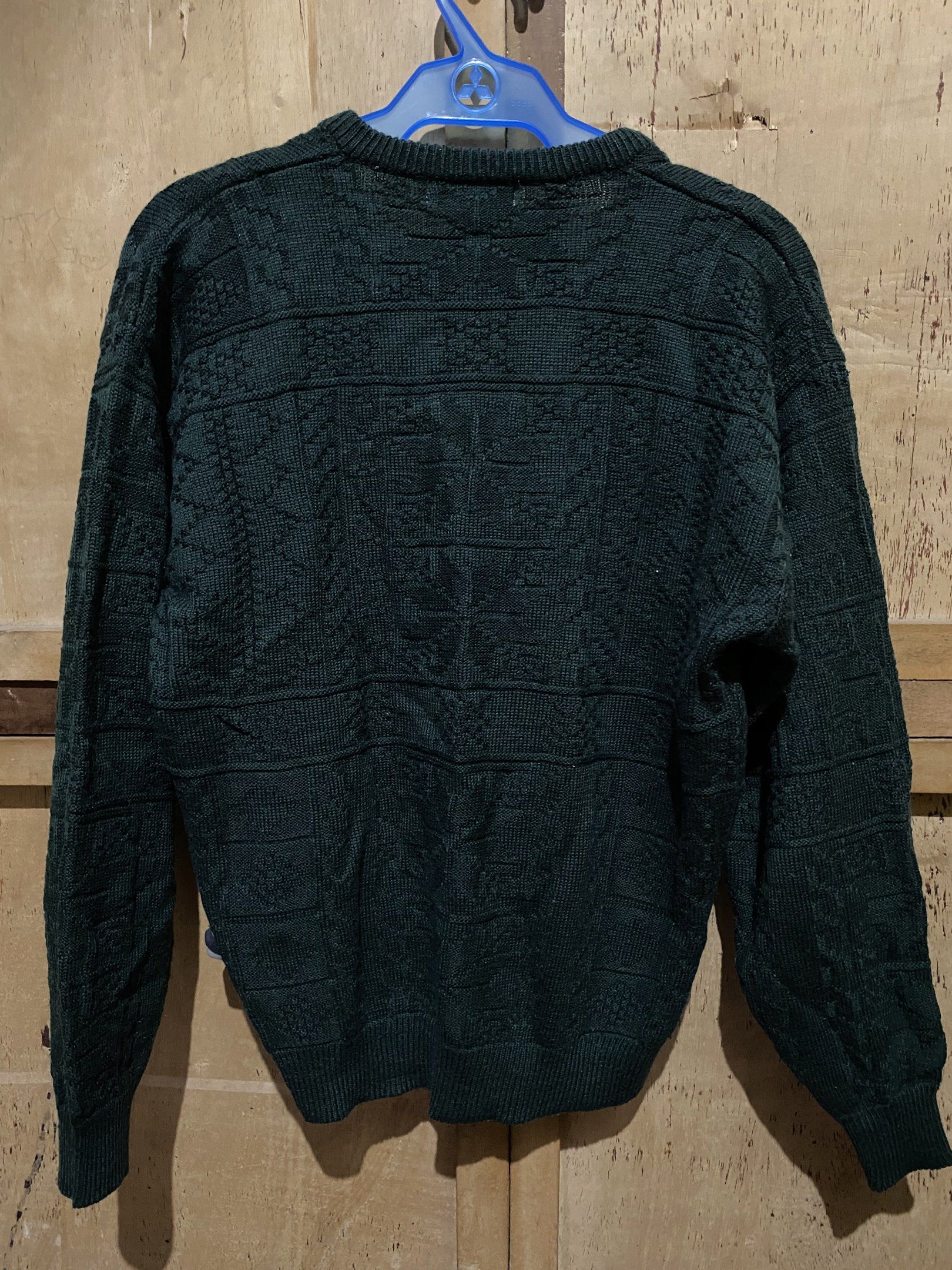 Le Quattro Stagioni V-Neck Sweater (Category: Coats, Jackets and Outerwear) located in Manila. Submitted by dropndrip (Listing ID 1417792144, Image 2). Description: - Dark green knitted V-neck sweater - Brand: Le Quattro Stagioni -10/10 condi -21x24.