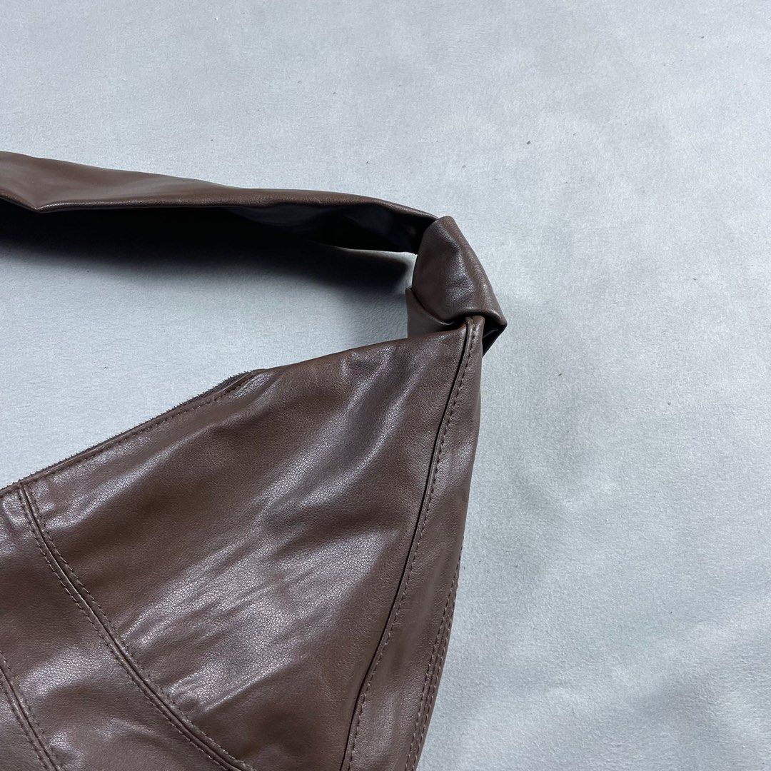 LEMAIRE LARGE CROISSANT ROASTED PECAN (Category: Luxury Bags & Wallets) located in Manila. Submitted by revise.ph_ (Listing ID 1417805755, Image 3). Description: LEMAIRE LARGE CROISSANT ROASTED PECAN Made in SPAIN Dimension Height/Length:11.2 Width:24 Issue:zipper puller inside pocket Price:3,500 Free Shipping via Jnt.