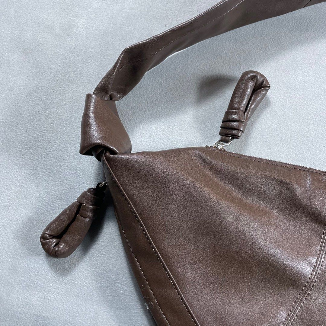 LEMAIRE LARGE CROISSANT ROASTED PECAN (Category: Luxury Bags & Wallets) located in Manila. Submitted by revise.ph_ (Listing ID 1417805755, Image 2). Description: LEMAIRE LARGE CROISSANT ROASTED PECAN Made in SPAIN Dimension Height/Length:11.2 Width:24 Issue:zipper puller inside pocket Price:3,500 Free Shipping via Jnt.