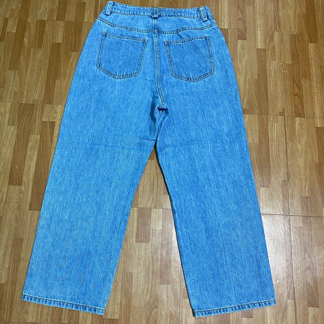 Light Wash Wide Leg Jeans (Category: Jeans) located in Antipolo. Submitted by caredbypya (Listing ID 1417785535, Image 2). Description: Still Available❗️ Size 28 Length 36”.