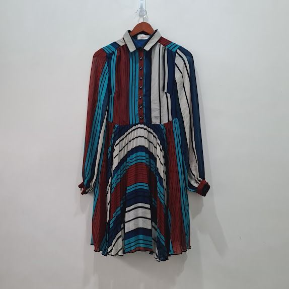 Retro Long Sleeves Dress (Category: Dresses) located in Marikina City. Submitted by repurpose_studio (Listing ID 1417656627, Image 1). Description: https://www.louchelondon.com/ 60s retro The dress is a simple shift shape, given emphasis by the black and white chevron details at the top of the dress. Three large buttons running down the centre of the dress add to the striking effect. Best for office wear, business casual wear Original brand new p
