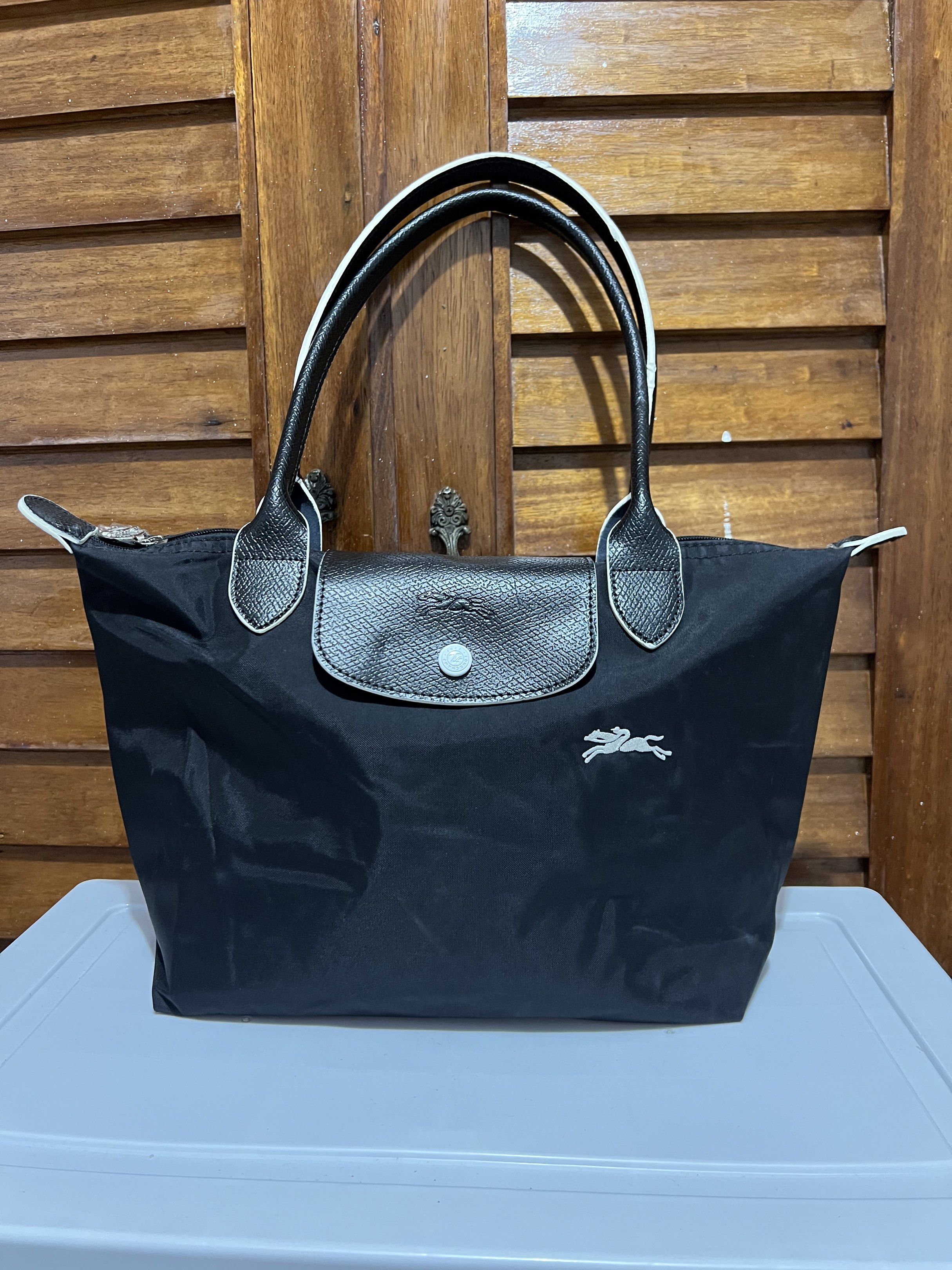 Longchamp Le Pliage Tote Bag - Black (Category: Luxury Bags & Wallets) located in Tacloban City. Submitted by classy_luxury (Listing ID 1417674292, Image 1). Description: Longchamp Le Pliage Medium size, long handle Like new condition.