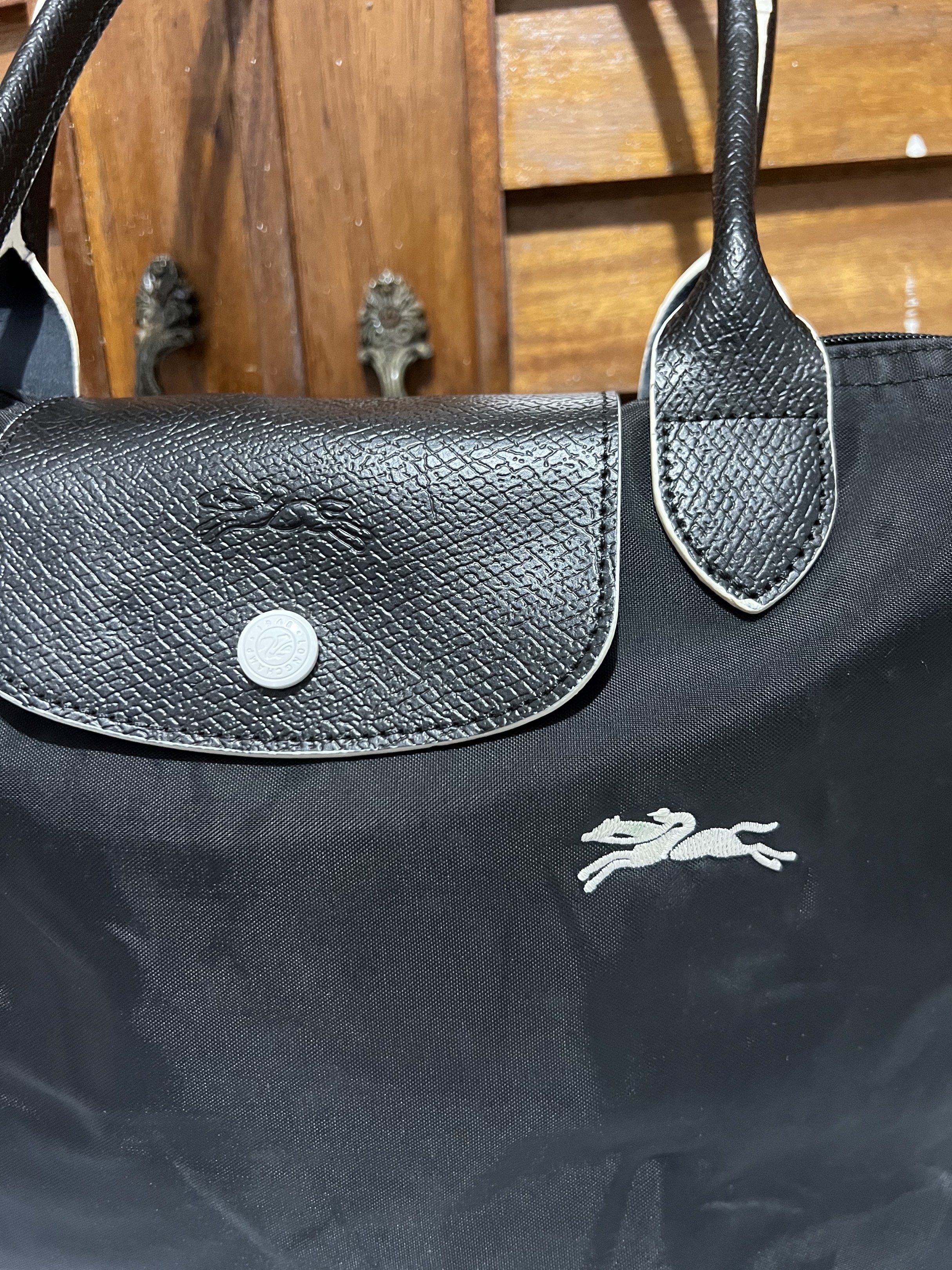 Longchamp Le Pliage Tote Bag - Black (Category: Luxury Bags & Wallets) located in Tacloban City. Submitted by classy_luxury (Listing ID 1417674292, Image 2). Description: Longchamp Le Pliage Medium size, long handle Like new condition.