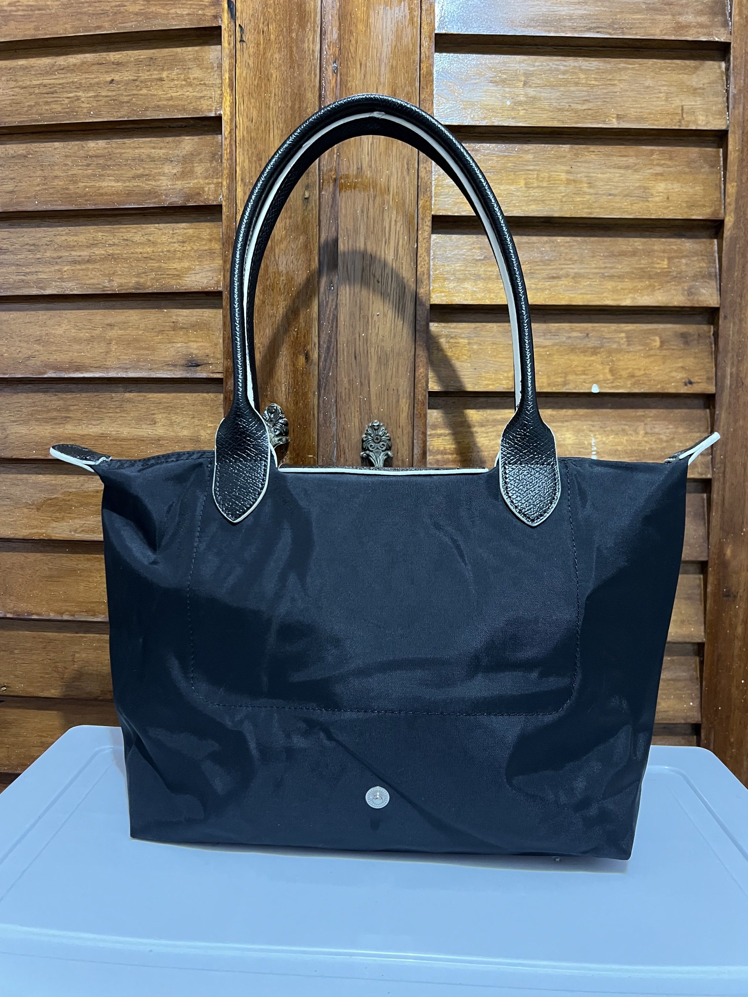 Longchamp Le Pliage Tote Bag - Black (Category: Luxury Bags & Wallets) located in Tacloban City. Submitted by classy_luxury (Listing ID 1417674292, Image 3). Description: Longchamp Le Pliage Medium size, long handle Like new condition.
