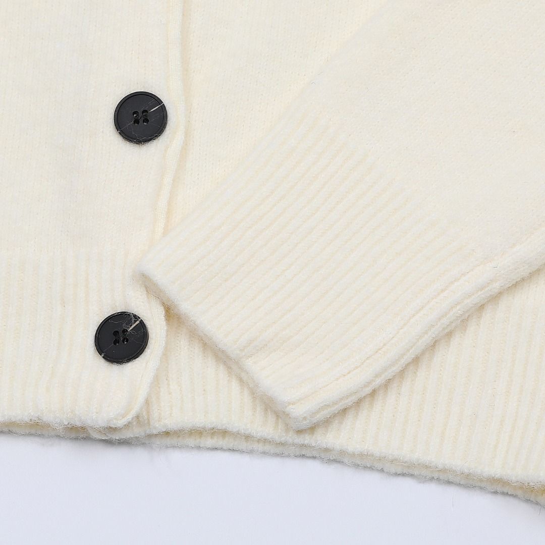 MARDI MERCREDI 秋冬桃心刺繡百搭疊穿V領針織衫開衫 （分類：外套及戶外衣服）位於 Hong Kong。 由 yifanshop 提交（商品編號 1417704253，圖片 6）。簡介： 點擊查看店鋪更多商品 carousell.com/yifanshop MARDI MERCREDI 秋冬桃心刺繡百搭疊穿V領針織衫開衫 含羊毛 顏色：米白色 天空藍 卡其色 尺碼：均碼 衣長54 胸圍90 肩寬38 袖長65 在線客服WeChat:Eamy668 全品類相冊https://s.wsxc.cn/mKMWNg 衣服相冊https://rt666.x.yupoo.com/albums?tab=gallery 密碼:12631263 主營潮牌服飾，不設面交，只限順豐發貨, Don't meet up trade. Delivery by SF Express.，全場包郵，如對產品有任何咨詢 交收方式: 速遞送貨上門，也可以順豐門市自取/7-11便利店便利店/順便智能櫃/或工商地址收貨