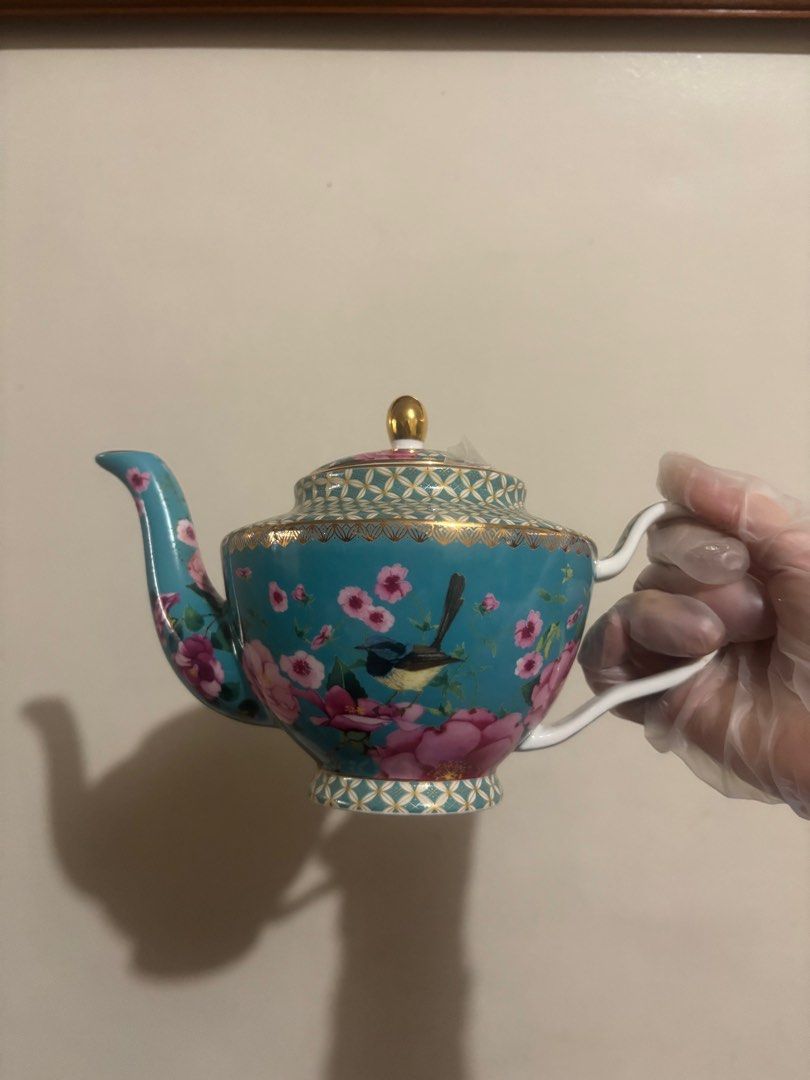 Maxwell & Williams Teapot with Infuser (Category: Coffee & Tea Tableware) located in Paranaque City. Submitted by vivivacious (Listing ID 1417631662, Image 2). Description: .
