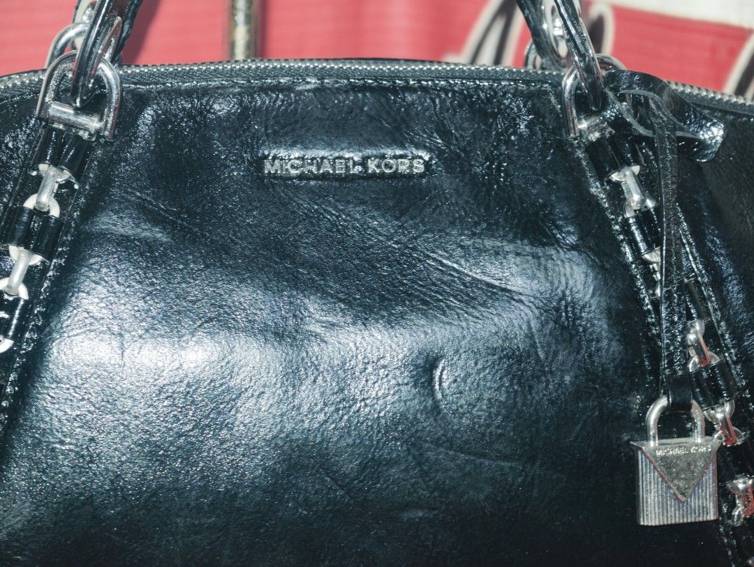 Michael kors (Category: Tote Bags) located in Caloocan City. Submitted by faithera0331 (Listing ID 1417797817, Image 3). Description: near large.