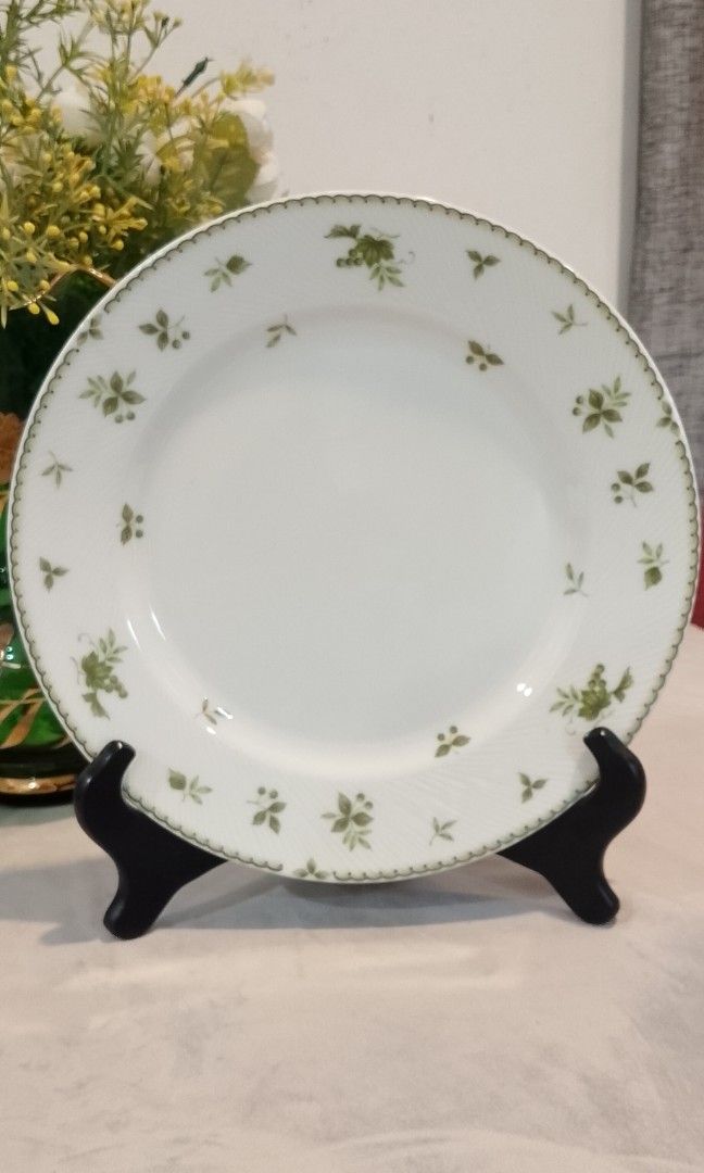 Narumi dinnerplate (Category: Dinnerware & Cutlery) located in Cabanatuan. Submitted by miss.maia (Listing ID 1417786630, Image 1). Description: 🌸Narumi 🌸 Dinner plate 10inches Microwave safe In very good condition Like new *No cracks *No chips *No crazing #narumifinebonechina #finebonechina #followersreelsfypシ゚viralシfypシ゚viralシ #highlightseveryonefollowers #finebonechina #followersreelsfypシ゚viralシfypシ゚viralシhighlightseveryonefollowers2026.