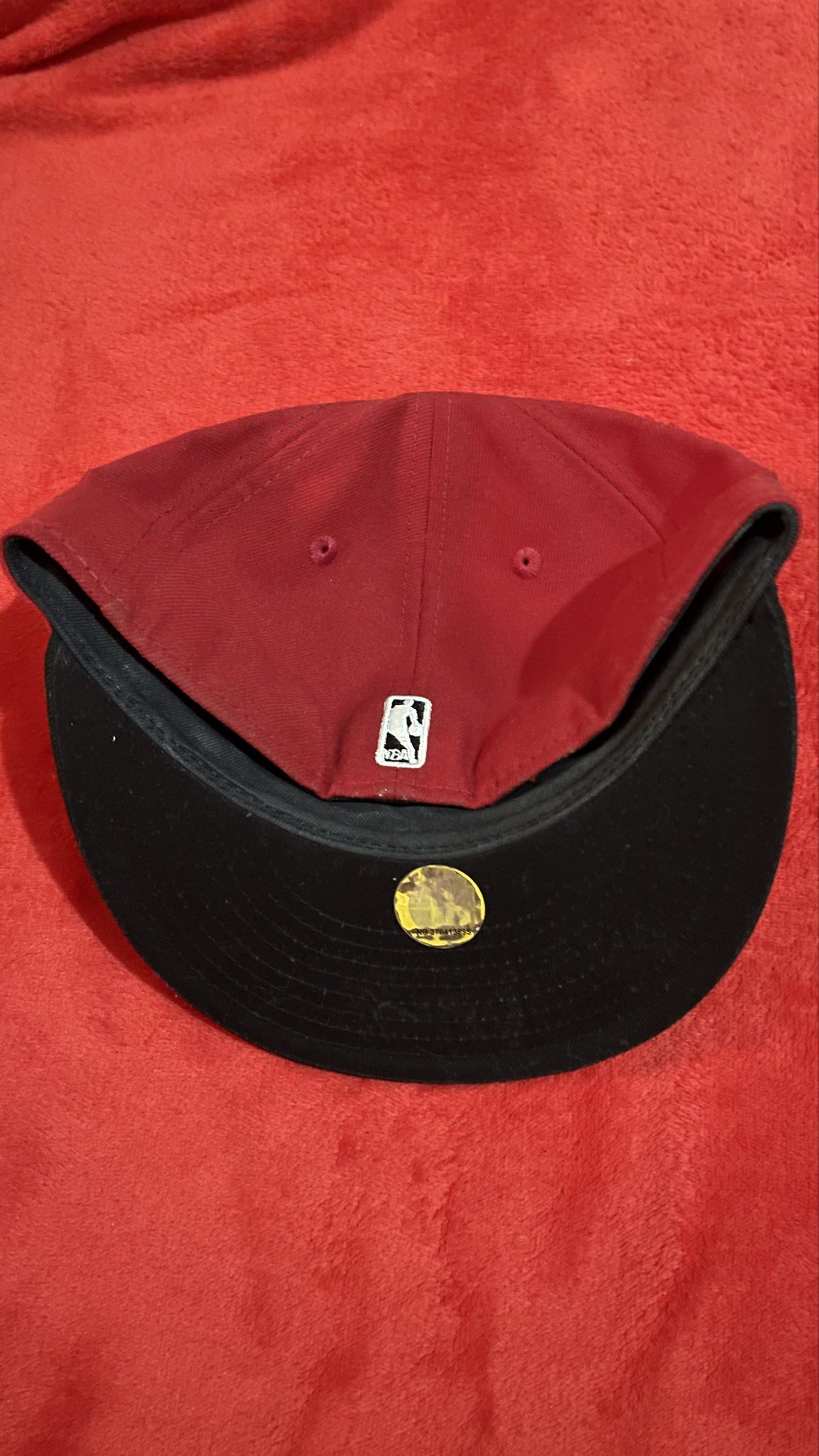 New Era Chicago Bulls 59FIFTY Cap (Category: Caps & Hats) located in Muntinlupa City. Submitted by gepdeg (Listing ID 1417733218, Image 2). Description: - Chicago Bulls cap - 59FIFTY model - Size 7 - Red crown, black brim - New Era brand - NBA logo on the back.