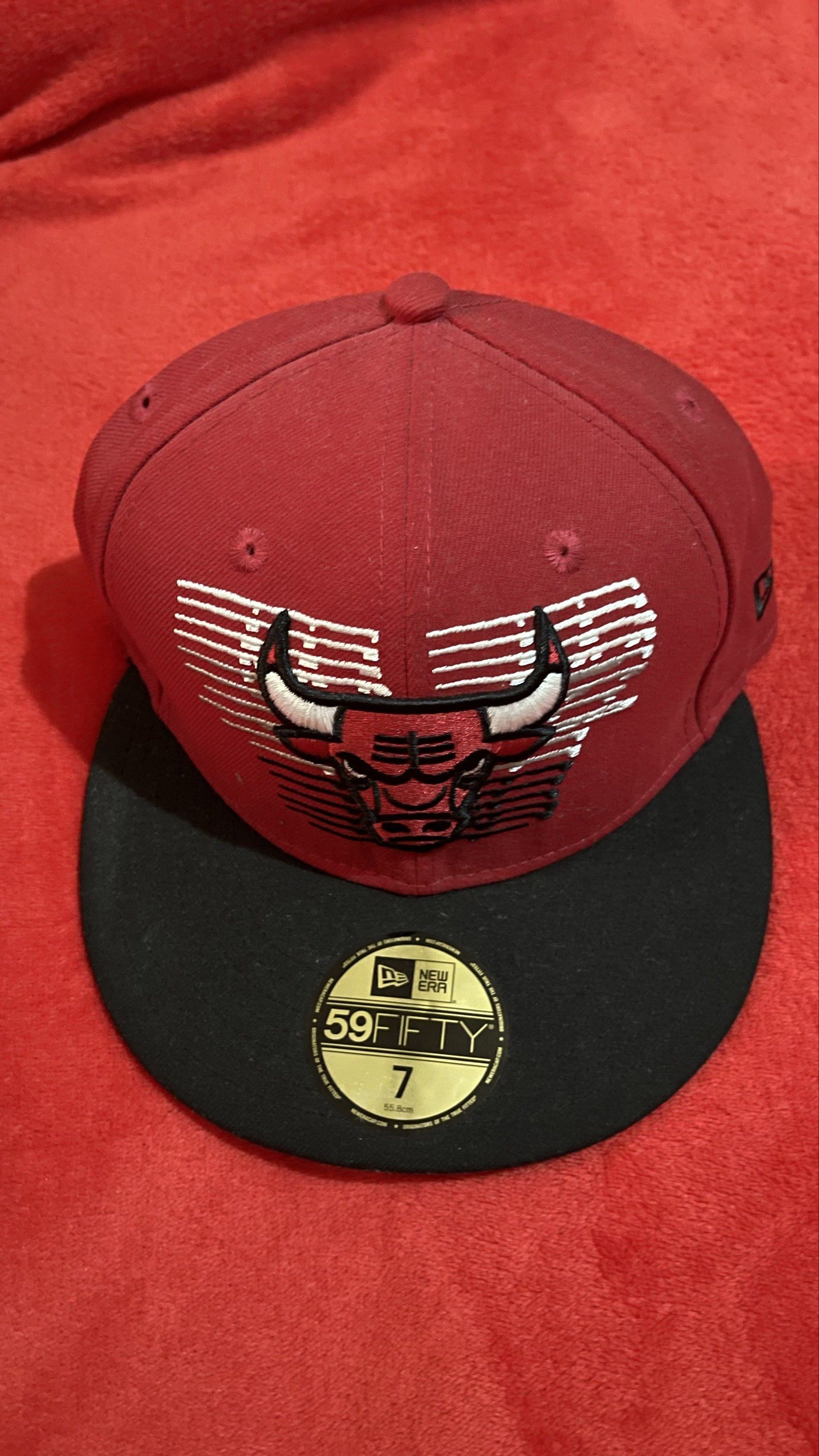 New Era Chicago Bulls 59FIFTY Cap (Category: Caps & Hats) located in Muntinlupa City. Submitted by gepdeg (Listing ID 1417733218, Image 1). Description: - Chicago Bulls cap - 59FIFTY model - Size 7 - Red crown, black brim - New Era brand - NBA logo on the back.