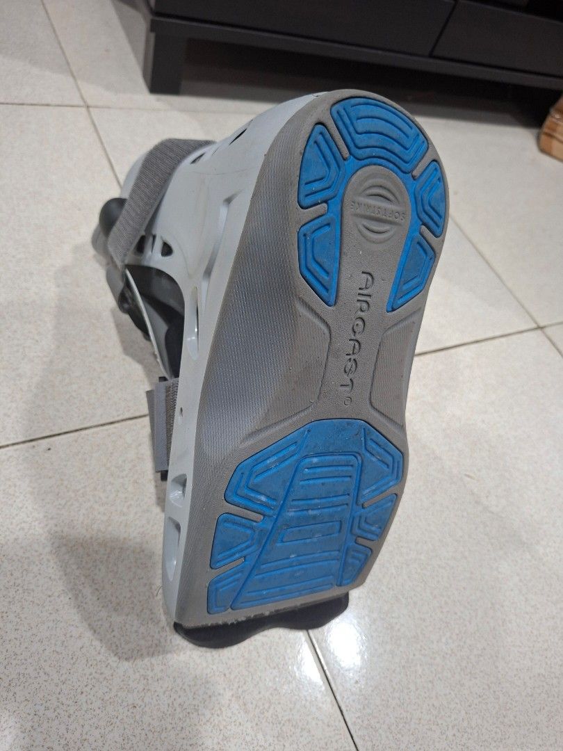 Original Air Cast mid cut made in Mexico (Category: Medical Supplies & Tools) located in Muntinlupa City. Submitted by lsr1028 (Listing ID 1417751538, Image 1). Description: selling my original aircast walking boot. -slightly used and in very good condition -with air pump for tighter fit and quick release button. -original price is Php9000, selling only for Php5000 -size Medium, suitable for size 8-9 mens shoe size.