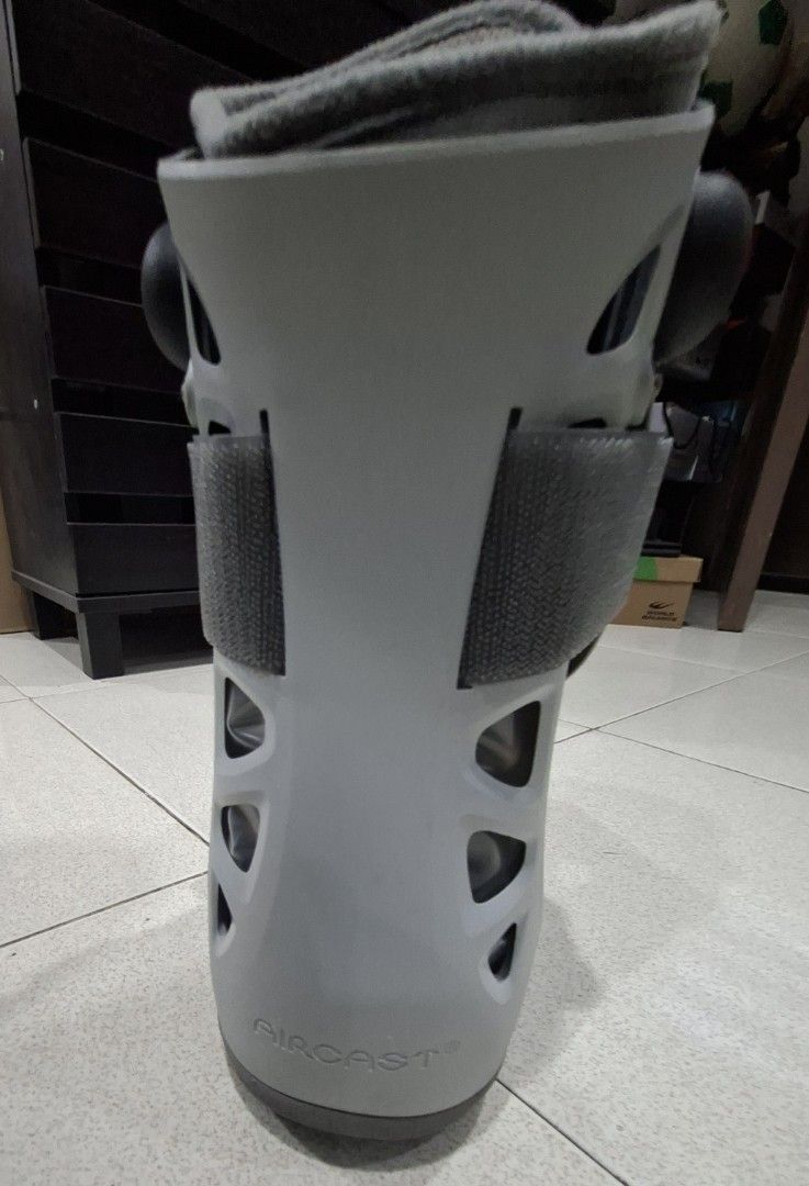 Original Air Cast mid cut made in Mexico (Category: Medical Supplies & Tools) located in Muntinlupa City. Submitted by lsr1028 (Listing ID 1417751538, Image 3). Description: selling my original aircast walking boot. -slightly used and in very good condition -with air pump for tighter fit and quick release button. -original price is Php9000, selling only for Php5000 -size Medium, suitable for size 8-9 mens shoe size.