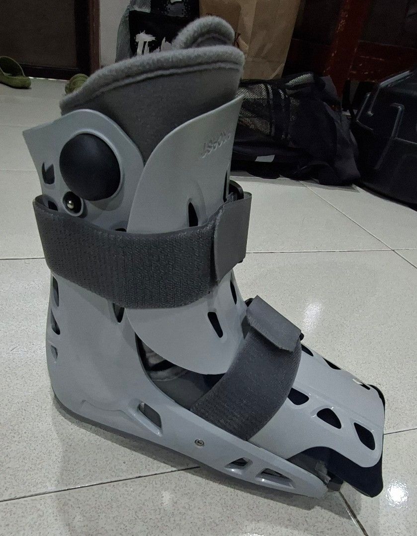 Original Air Cast mid cut made in Mexico (Category: Medical Supplies & Tools) located in Muntinlupa City. Submitted by lsr1028 (Listing ID 1417751538, Image 2). Description: selling my original aircast walking boot. -slightly used and in very good condition -with air pump for tighter fit and quick release button. -original price is Php9000, selling only for Php5000 -size Medium, suitable for size 8-9 mens shoe size.