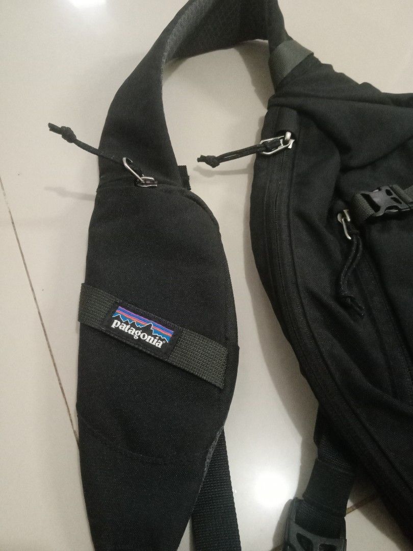 Patagonia Atom 8L Sling Bag (Category: Sling Bags) located in Santo Tomas. Submitted by rexadominice (Listing ID 1417678234, Image 3). Description: - Patagonia Atom 8L Sling Bag - Black exterior with Patagonia logo - 8L capacity - Adjustable strap Patagonia crossbody bag atom 8L like new colorate 10/10 - Multiple compartments for storage - Made in Vietnam.