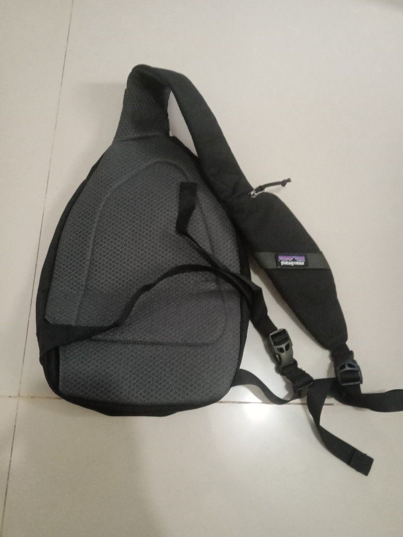 Patagonia Atom 8L Sling Bag (Category: Sling Bags) located in Santo Tomas. Submitted by rexadominice (Listing ID 1417678234, Image 2). Description: - Patagonia Atom 8L Sling Bag - Black exterior with Patagonia logo - 8L capacity - Adjustable strap Patagonia crossbody bag atom 8L like new colorate 10/10 - Multiple compartments for storage - Made in Vietnam.