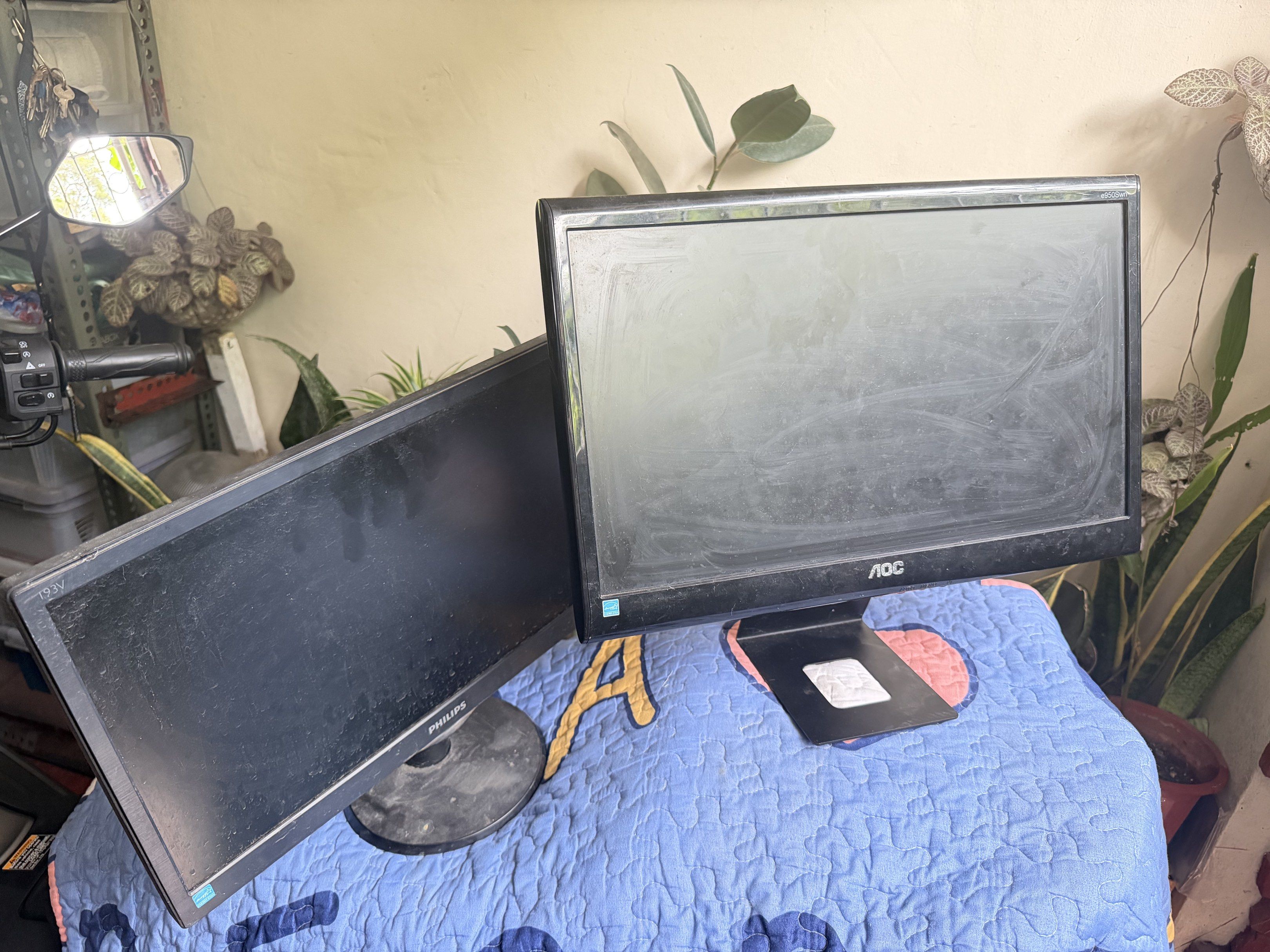 Philips 193V5L & AOC Monitor Bundle (Category: Monitor Screens) located in Manila. Submitted by nthnd (Listing ID 1417637112, Image 1). Description: Selling 2 spare monitors as bundle only. Philips 193B5L (LED 19 Inch) - with side burns AOC e950Swn (LED 19 Inch) - with monitor ghosting rfs: Upgraded to new ones Will only sell as bundle. Address: North Caloocan For pick up or delivery..