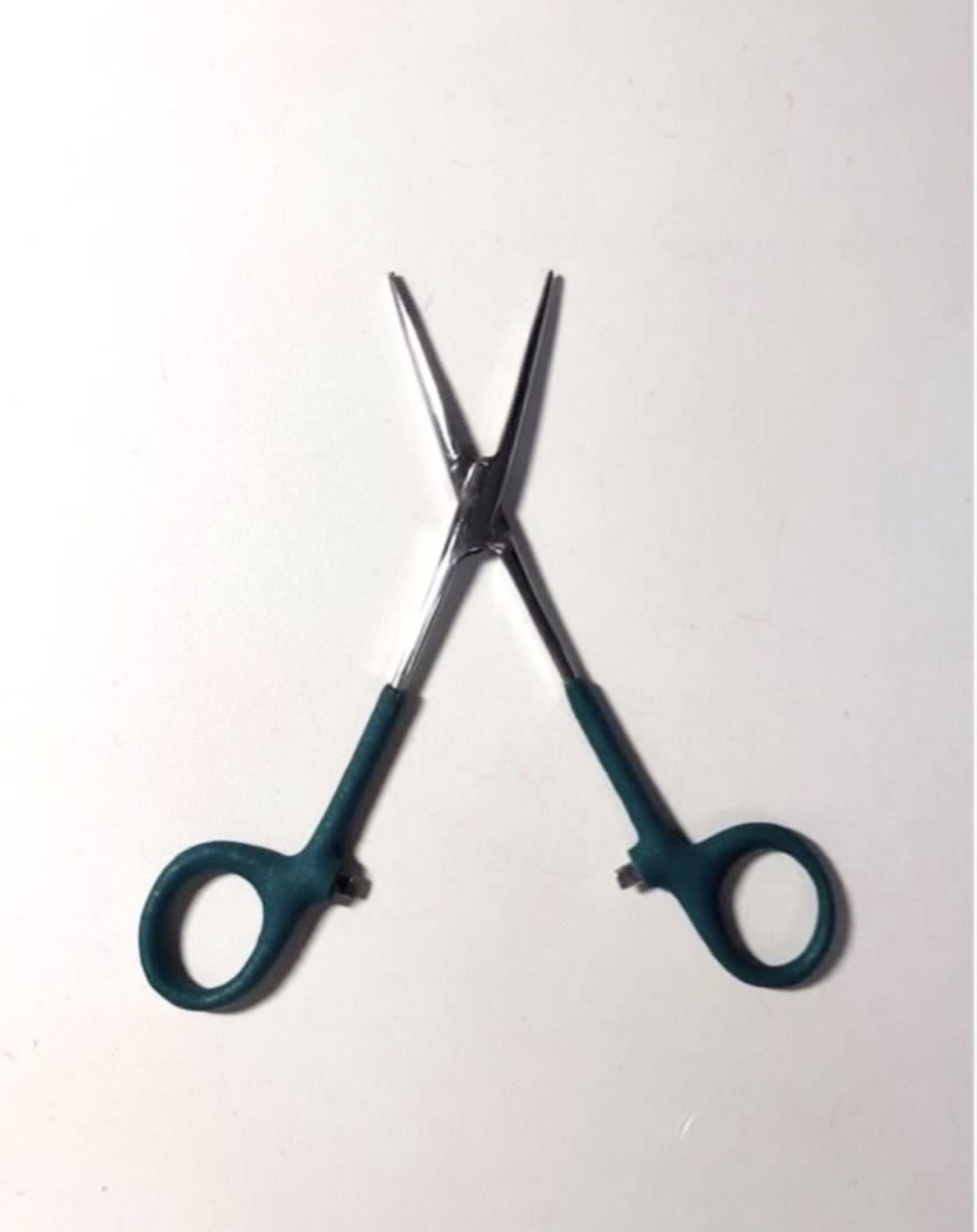 Precision Locking Forceps (Category: Medical Supplies & Tools) located in Singapore. Submitted by victoriayen13 (Listing ID 1417649554, Image 2). Description: High-quality forceps Length 16cm Stainless steel Serrated jaws for a secure grip Locking handle clamp Good grip handle Use once like new .