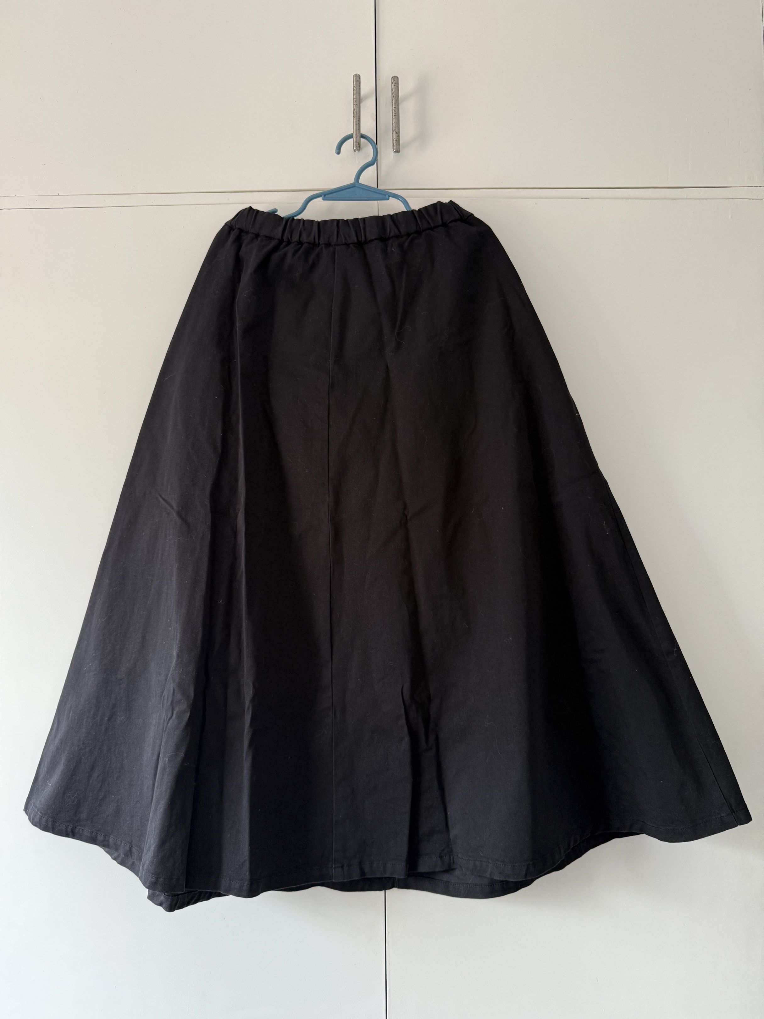 Preloved Black Staple Canvas Skirt (Category: Skirts) located in Angono. Submitted by byeonggi (Listing ID 1417665911, Image 3). Description: super fave black HQ staple canvas skirt, love the way it drops W 26-32’/ L 32’ - Black A-line skirt - High quality, makapal na tela - Good fashion, Japanese style - For both Men and Women - Elastic waistband - With drawstring and pockets on both sides - Flowing, flared design - Opaque fabric - Versatile for