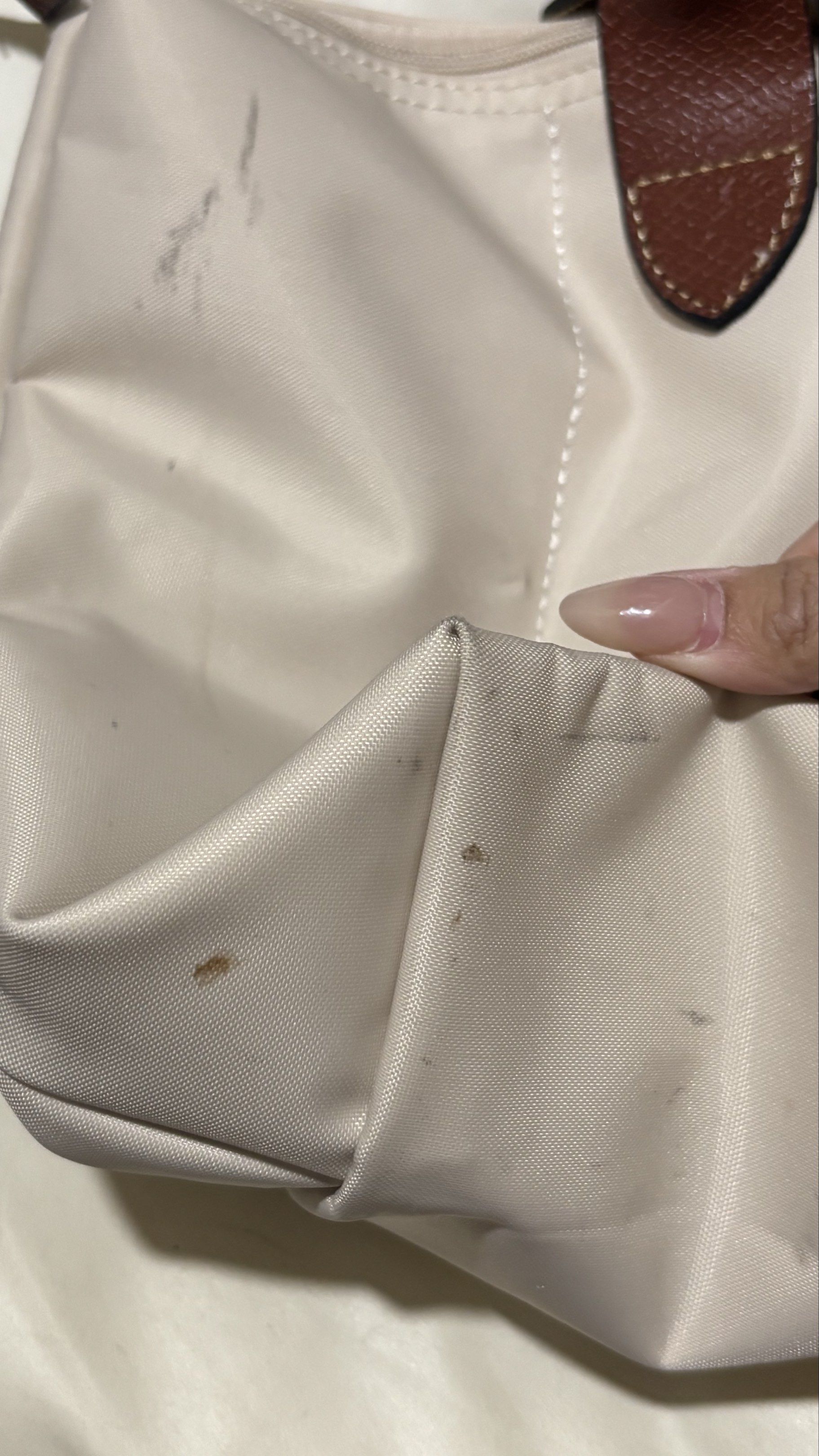 preloved longchamp paper (Category: Tote Bags) located in Manila. Submitted by reynenen (Listing ID 1417792271, Image 3). Description: used so manage expectations paper longchamp medium long handle.