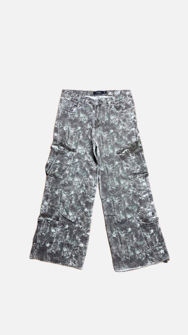 Realtree Pants (Category: Jeans) located in Manila. Submitted by owner4garmen.story (Listing ID 1417654899, Image 1). Description: REALTREE MULTI CARGO Dimension Measurement Waist: 31 Length: 37 Leg opening: 11 .