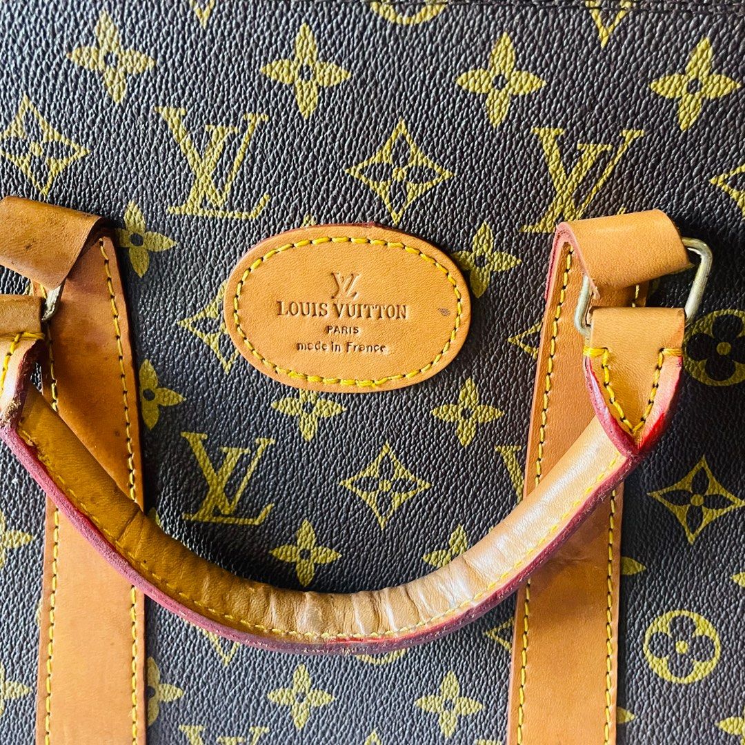 Sacrifice Sale! Louis Vuitton Monogram Project Envelope Handbag (Category: Luxury Bags & Wallets) located in Quezon City. Submitted by shelved (Listing ID 1417686817, Image 2). Description: Hello! I am selling this vintage Louis Vuitton handbag in the classic Monogram pattern. Features a top handle design with leather accents and a zip closure. The interior includes a small label. Made in France. The zipper and front has the Louis Vuitton logo. D