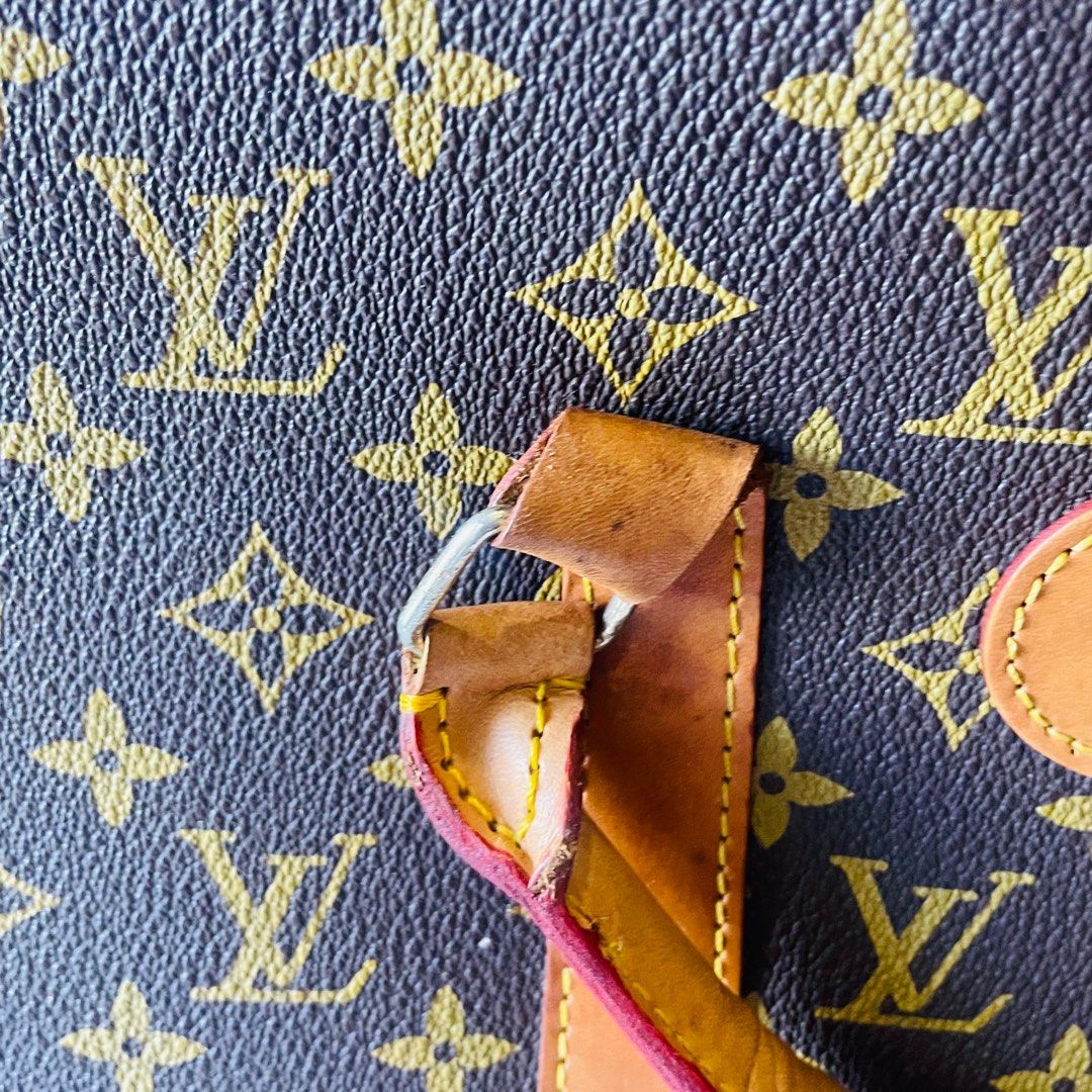 Sacrifice Sale! Louis Vuitton Monogram Project Envelope Handbag (Category: Luxury Bags & Wallets) located in Quezon City. Submitted by shelved (Listing ID 1417686817, Image 3). Description: Hello! I am selling this vintage Louis Vuitton handbag in the classic Monogram pattern. Features a top handle design with leather accents and a zip closure. The interior includes a small label. Made in France. The zipper and front has the Louis Vuitton logo. D