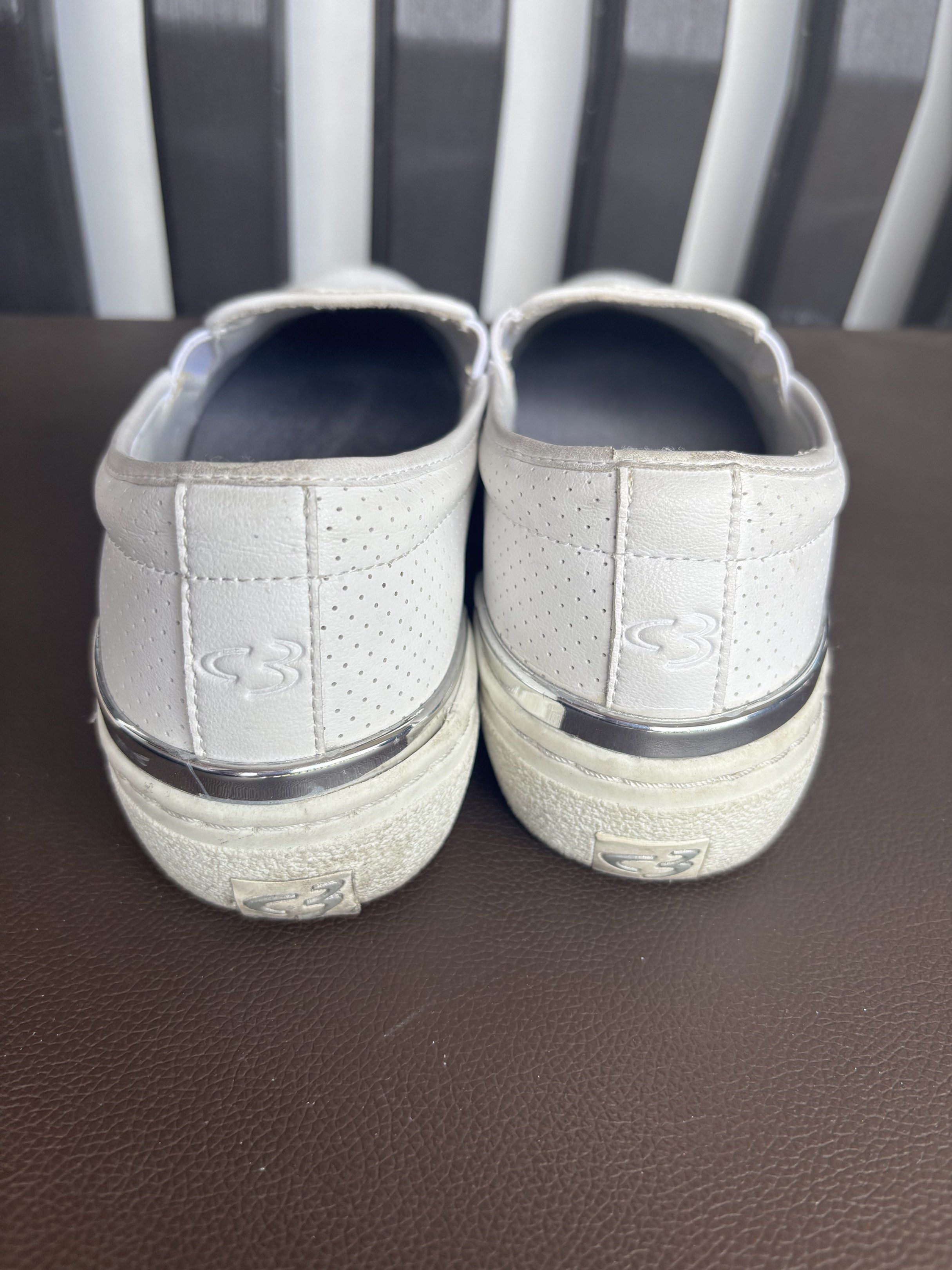 Skechers C3 White Sneakers (Category: Sneakers) located in Pasig City. Submitted by declutter_sparkjoy (Listing ID 1417767836, Image 2). Description: Skechers walking shoes. .