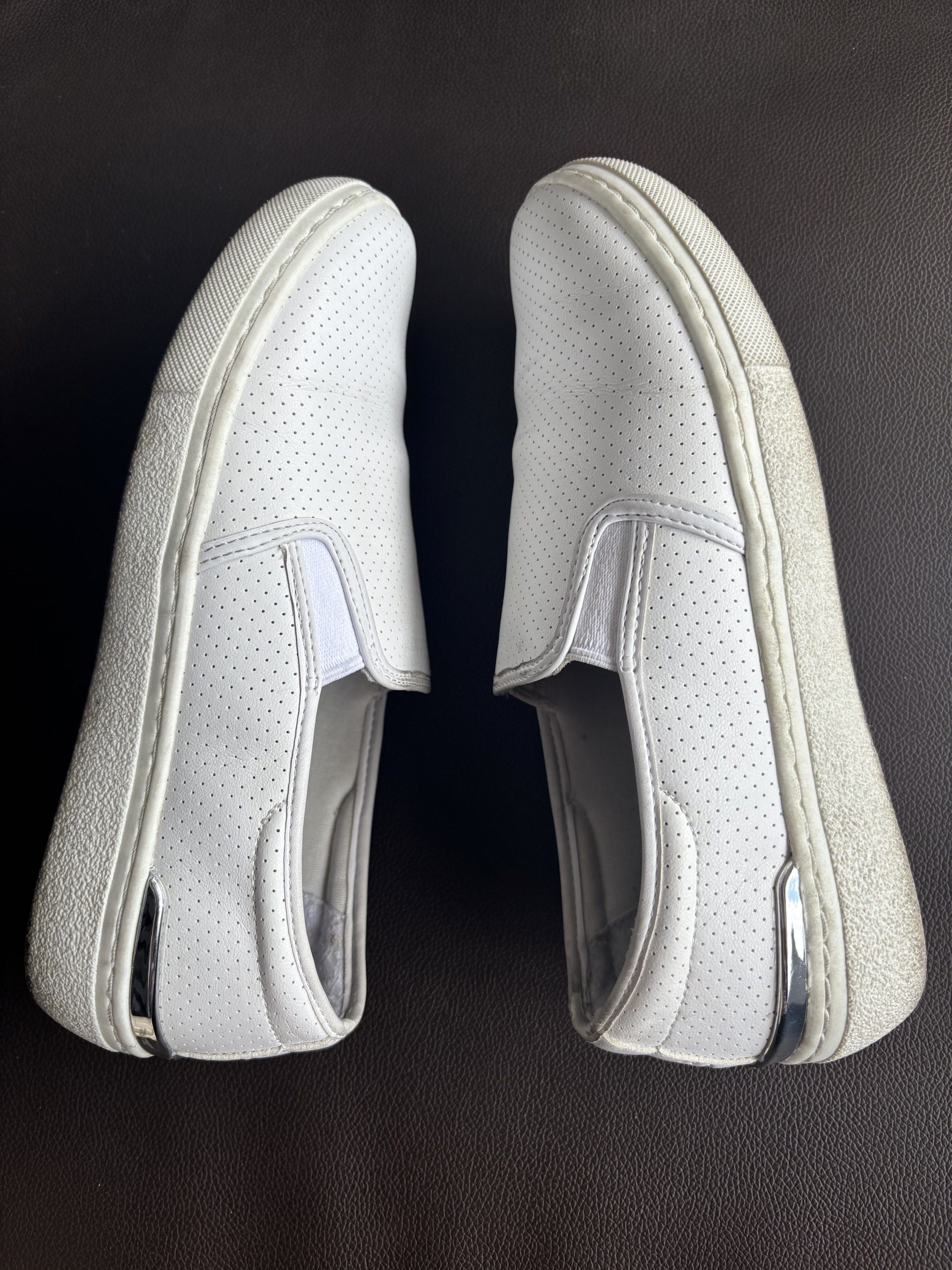 Skechers C3 White Sneakers (Category: Sneakers) located in Pasig City. Submitted by declutter_sparkjoy (Listing ID 1417767836, Image 3). Description: Skechers walking shoes. .