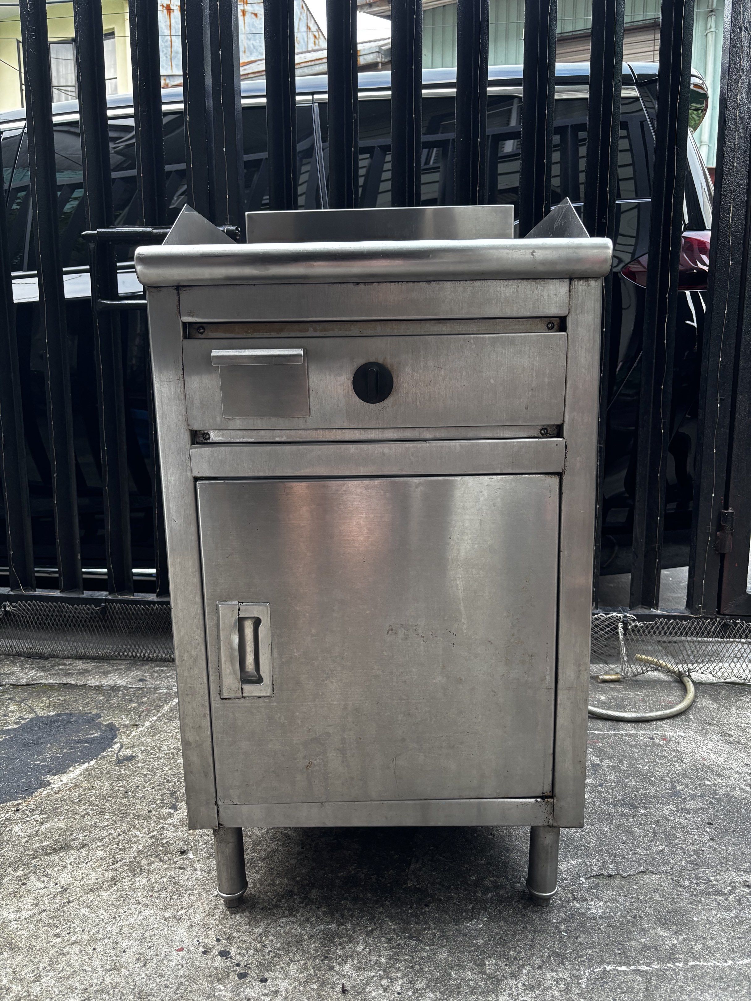 Stainless Steel Commercial Griddle Griller (Category: Other Kitchen Appliances) located in Quezon City. Submitted by aannnnee28 (Listing ID 1417810875, Image 3). Description: Heavy-Duty Stainless Steel Gas Griddle – Commercial Grade Selling a heavy-duty stainless steel gas griddle, ideal for small restaurants, food stalls, food trucks, or home-based food businesses. Built for durability and daily use. 💰 Price: ₱12,000 📐 Dimensions: * Griddle To